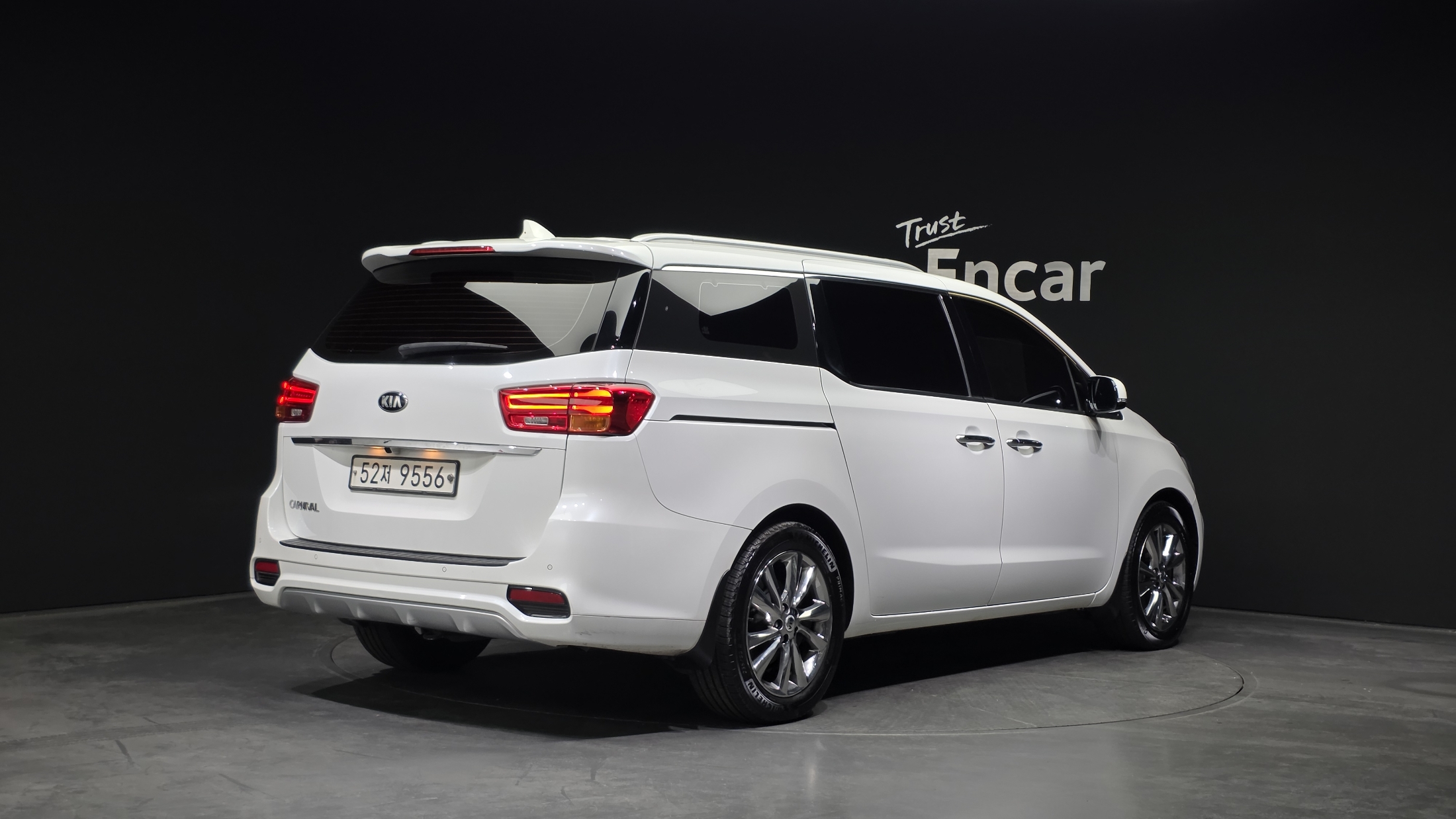 KIA CARNIVAL photo 2