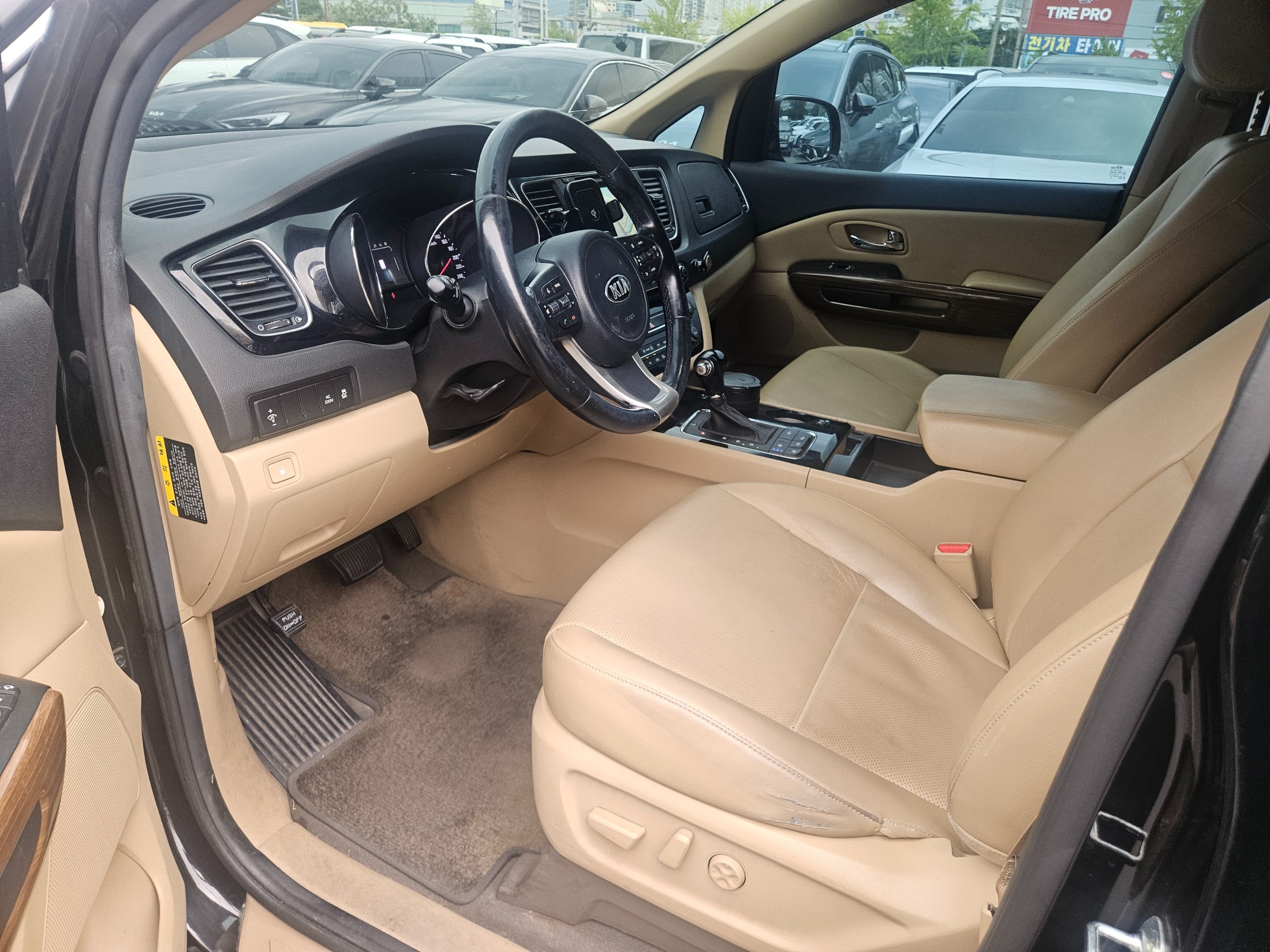 KIA CARNIVAL photo 3