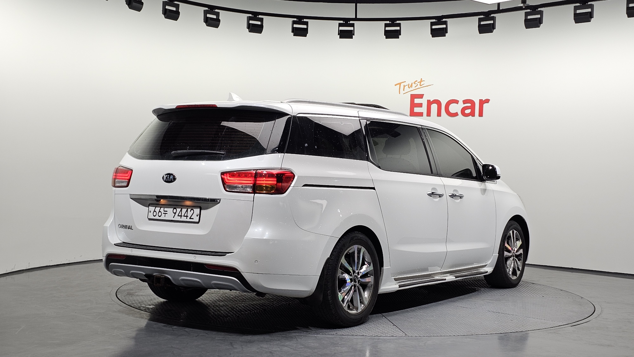 KIA CARNIVAL photo 2