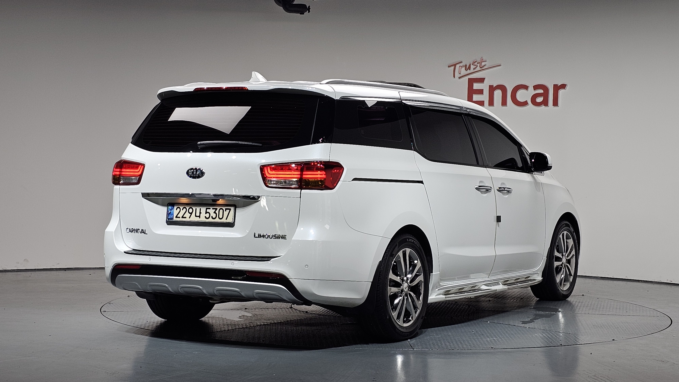 KIA CARNIVAL photo 2