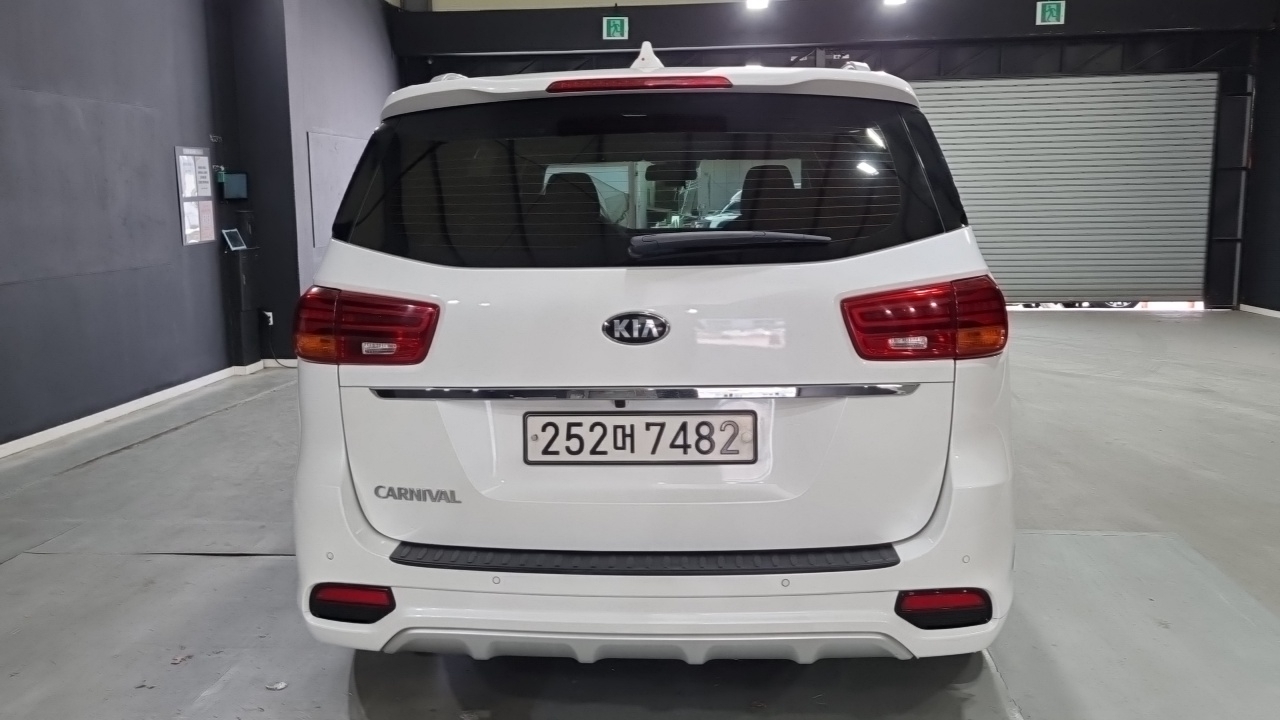 KIA CARNIVAL photo 2