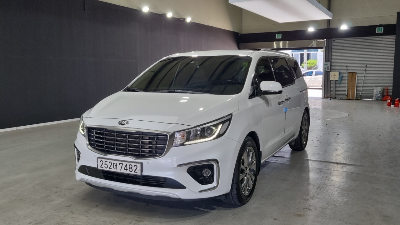 KIA CARNIVAL photo 3