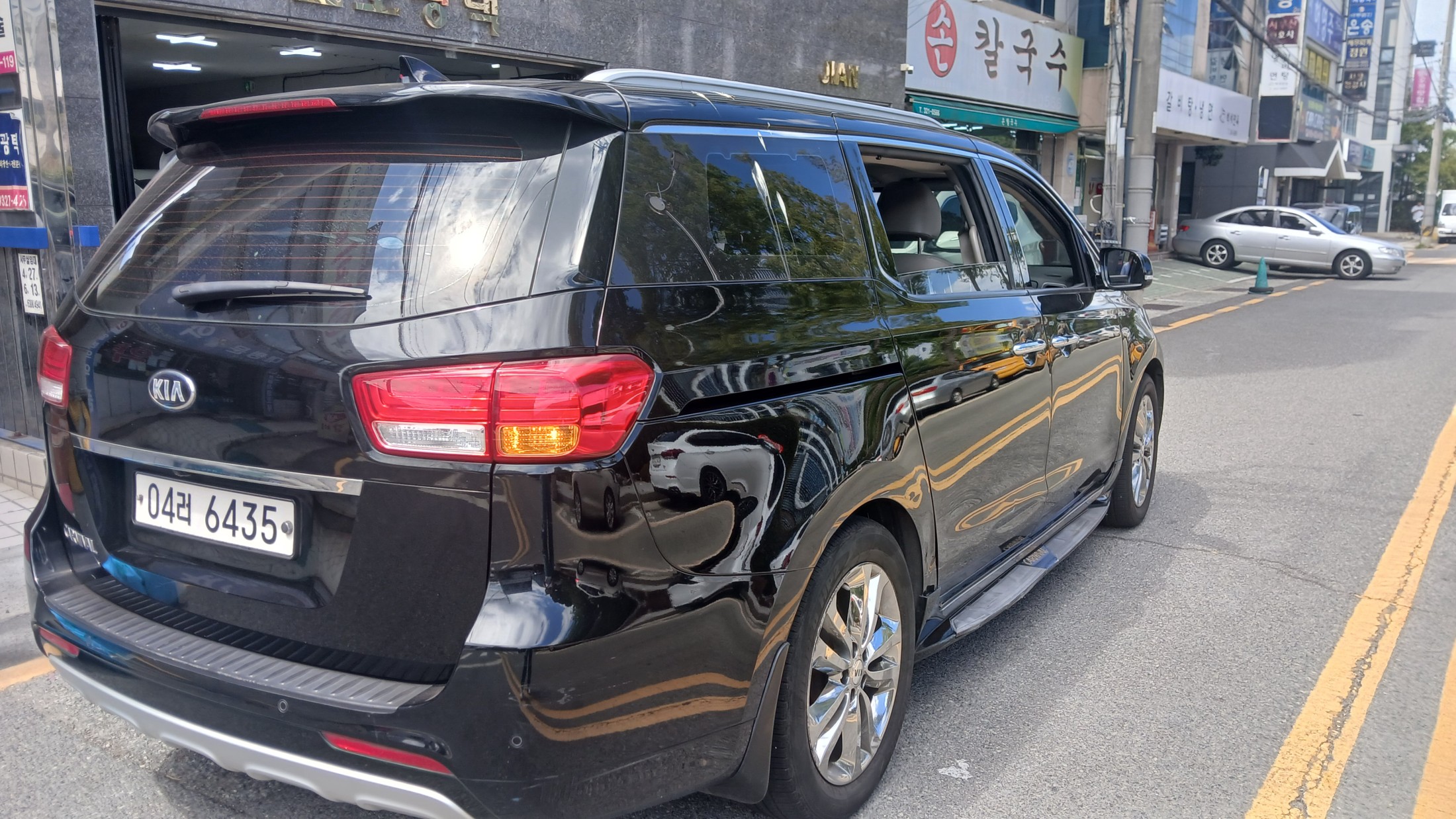 KIA CARNIVAL photo 3
