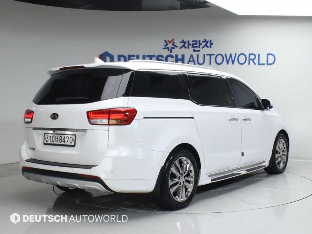 KIA CARNIVAL photo 3