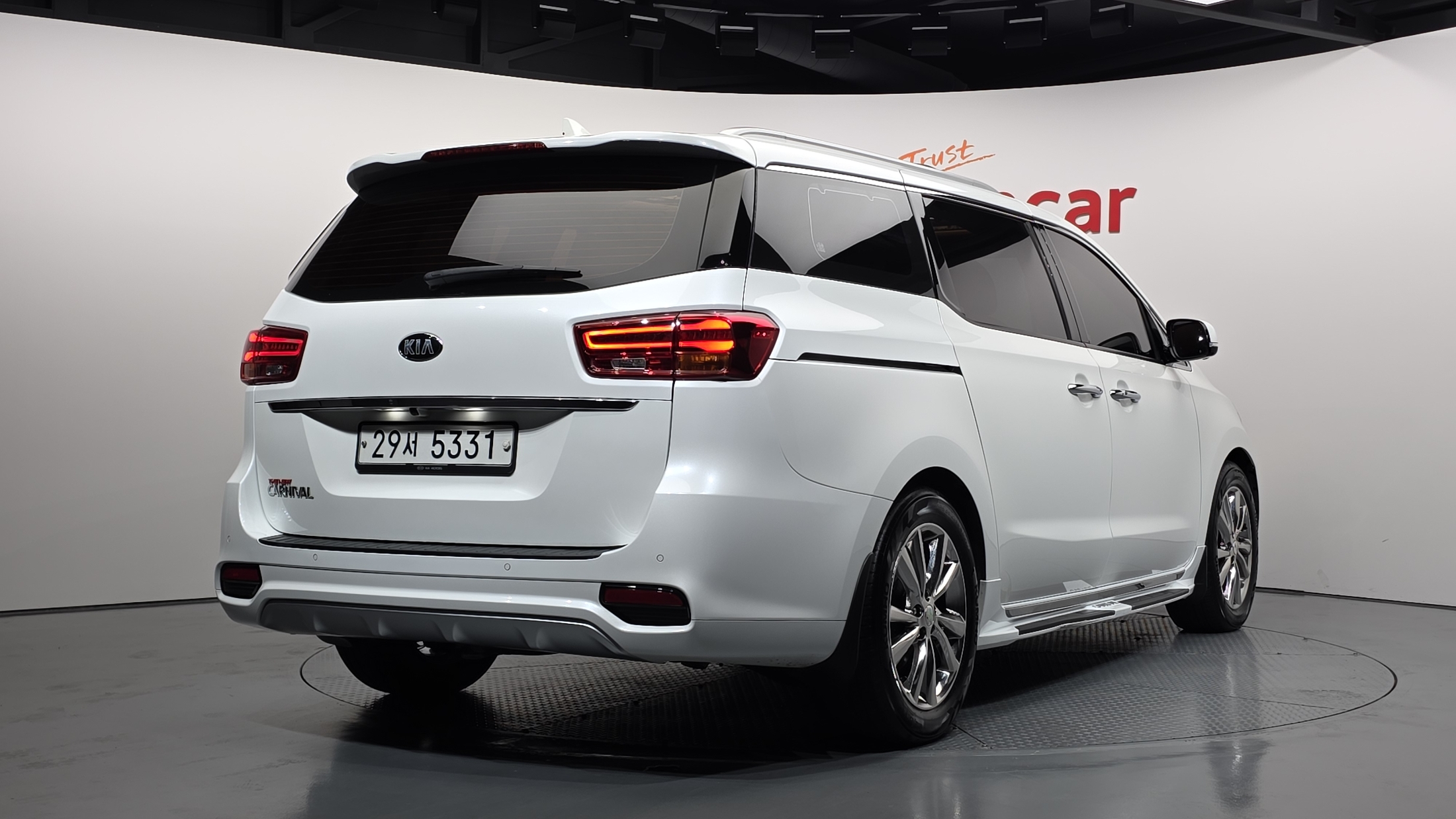 KIA CARNIVAL photo 2
