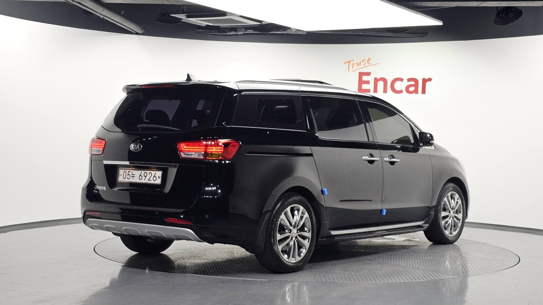 KIA CARNIVAL photo 2