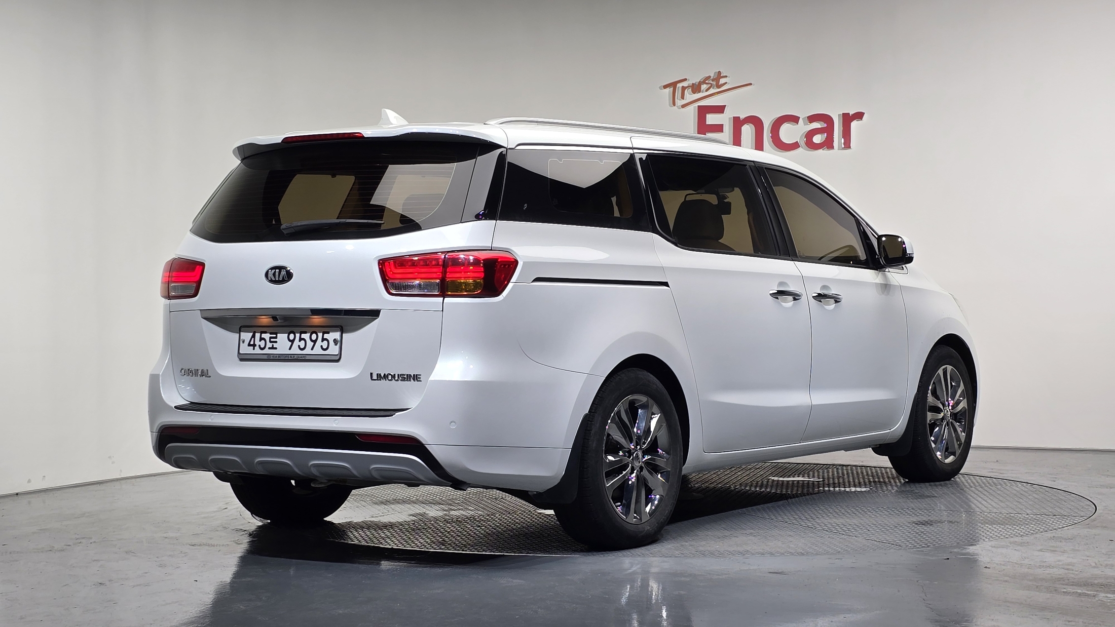 KIA CARNIVAL photo 2