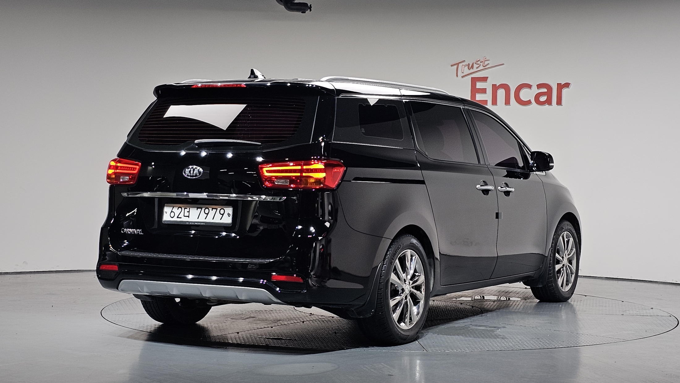KIA CARNIVAL photo 2