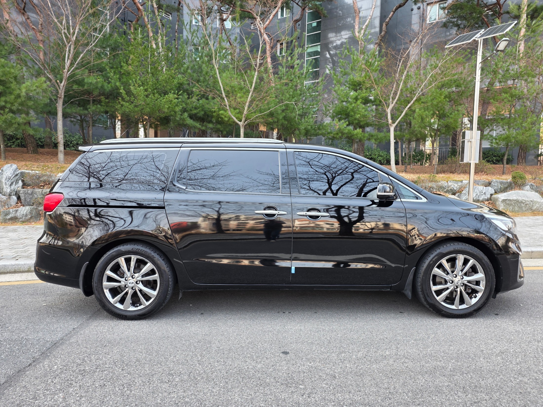 KIA CARNIVAL photo 3