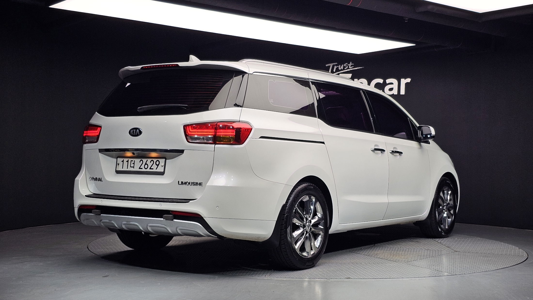 KIA CARNIVAL photo 2