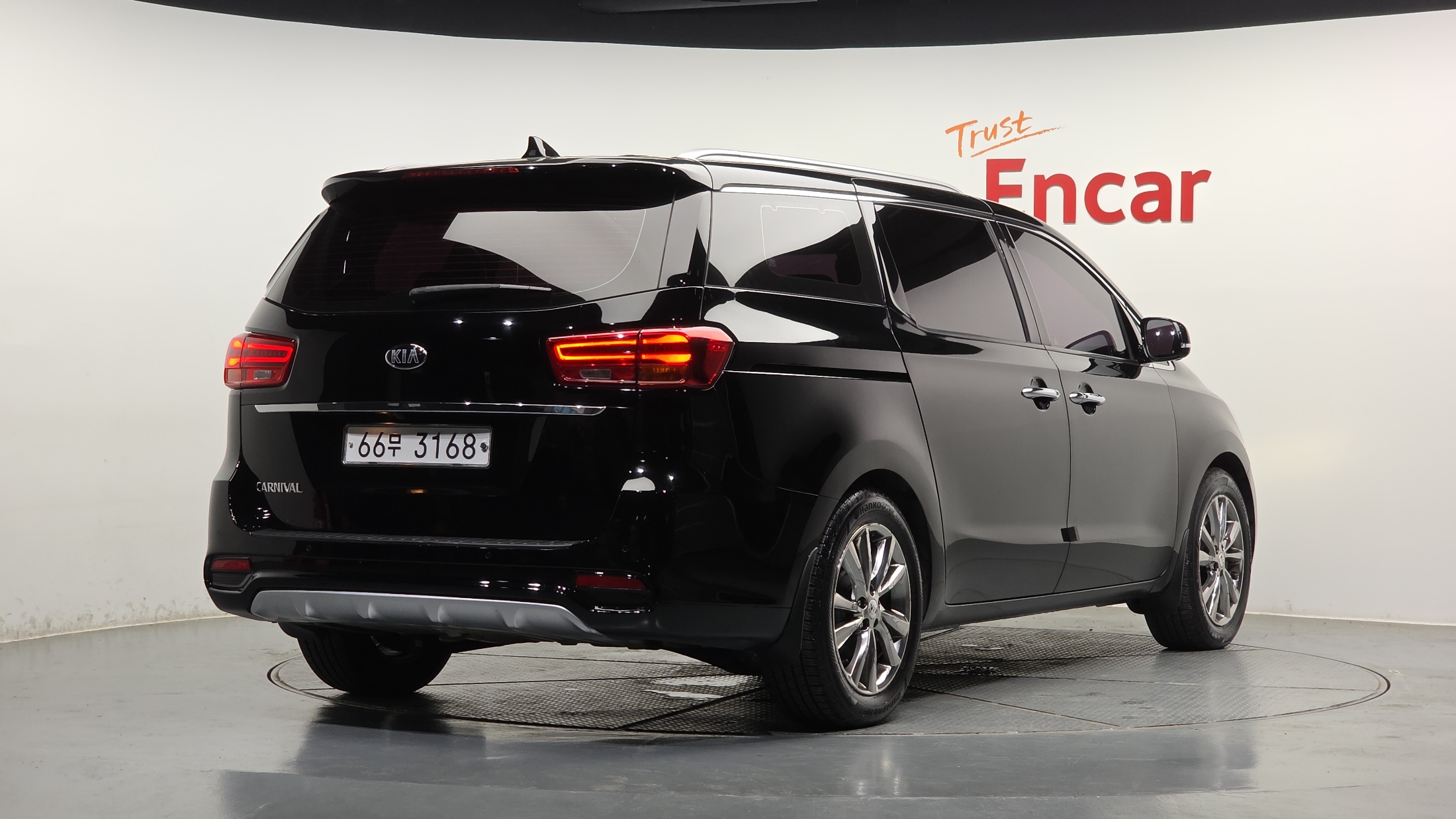KIA CARNIVAL photo 2