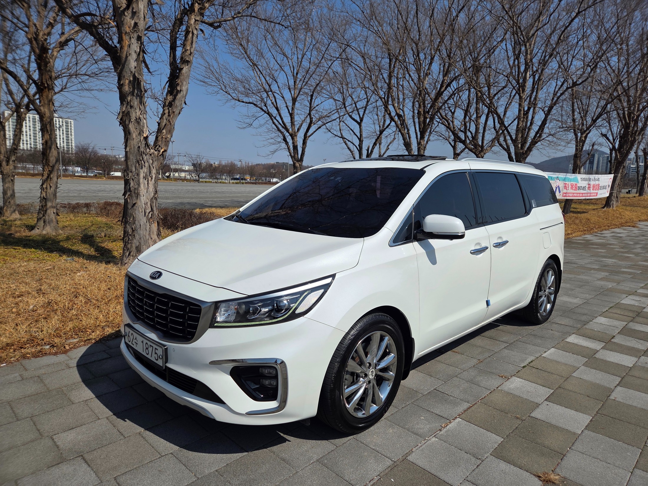 KIA CARNIVAL photo 2