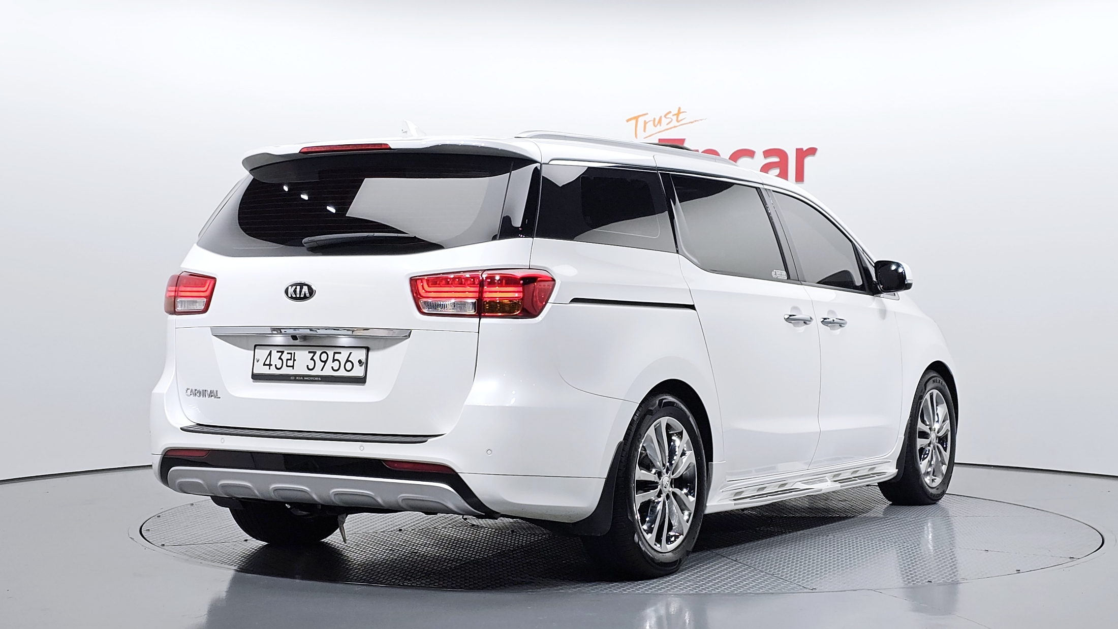 KIA CARNIVAL photo 2
