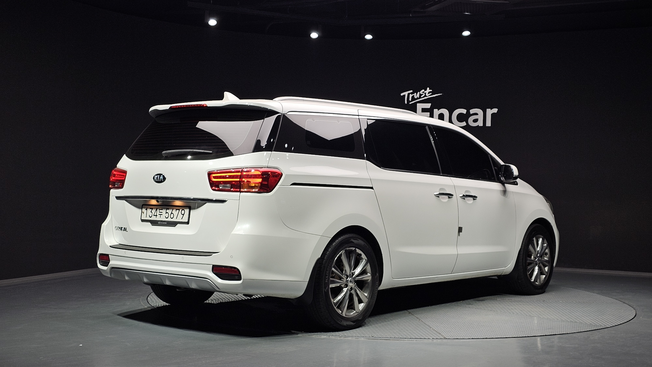 KIA CARNIVAL photo 2
