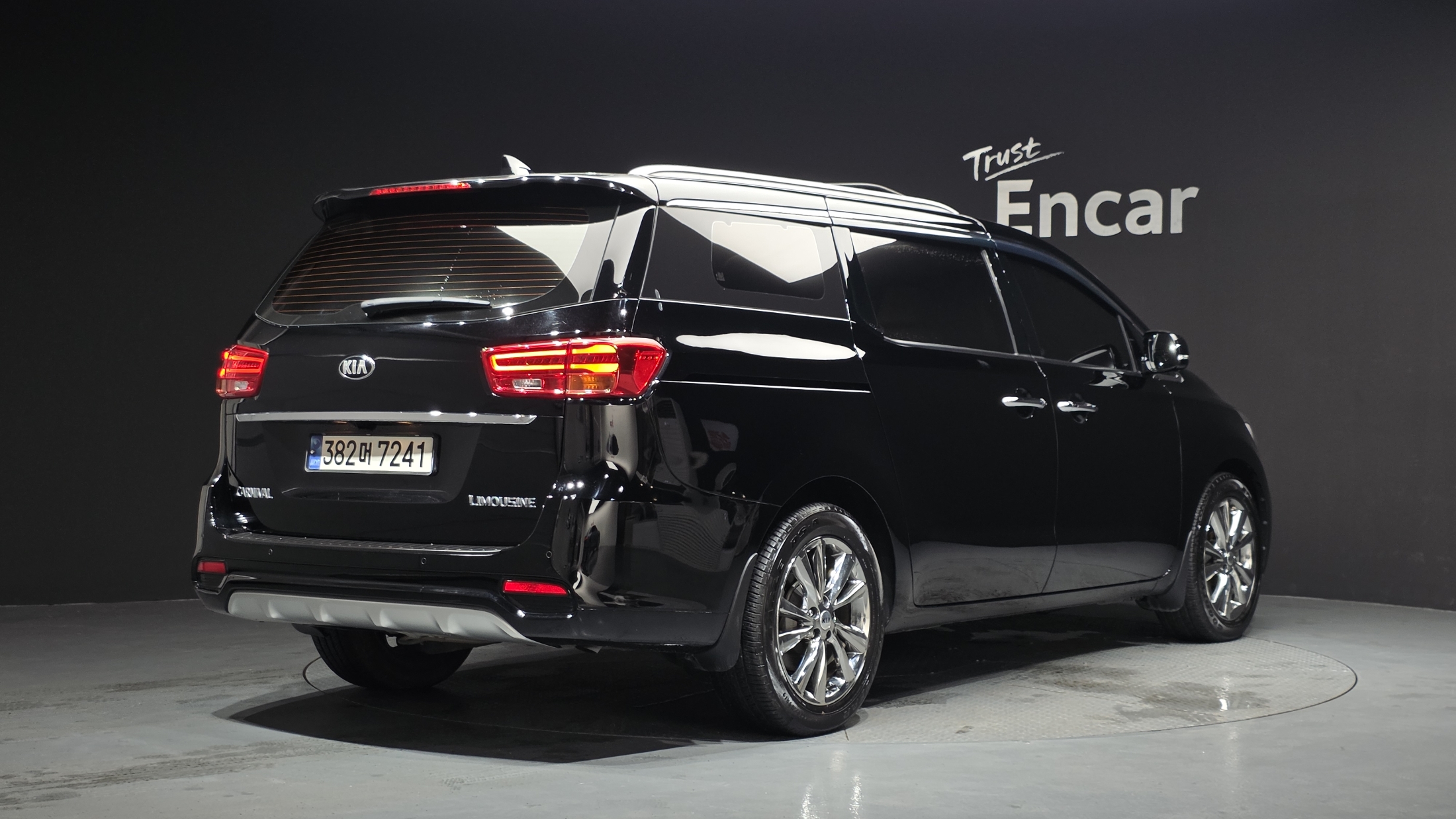 KIA CARNIVAL photo 2