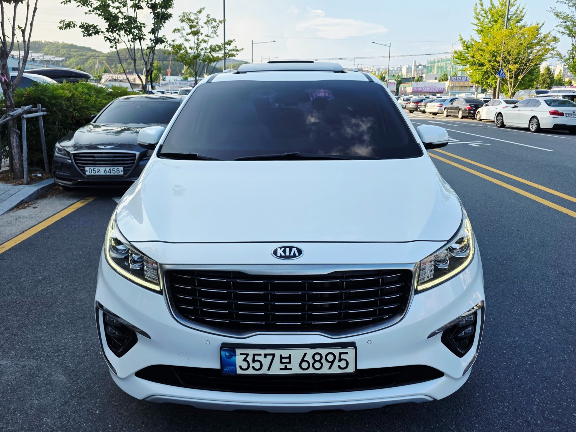 KIA CARNIVAL photo 2