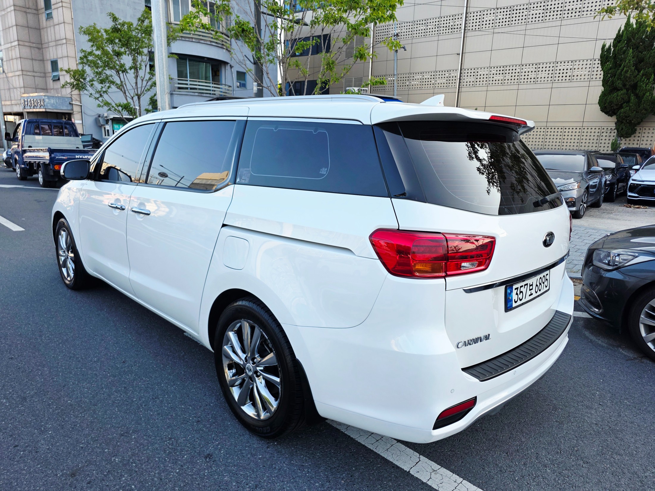 KIA CARNIVAL photo 3