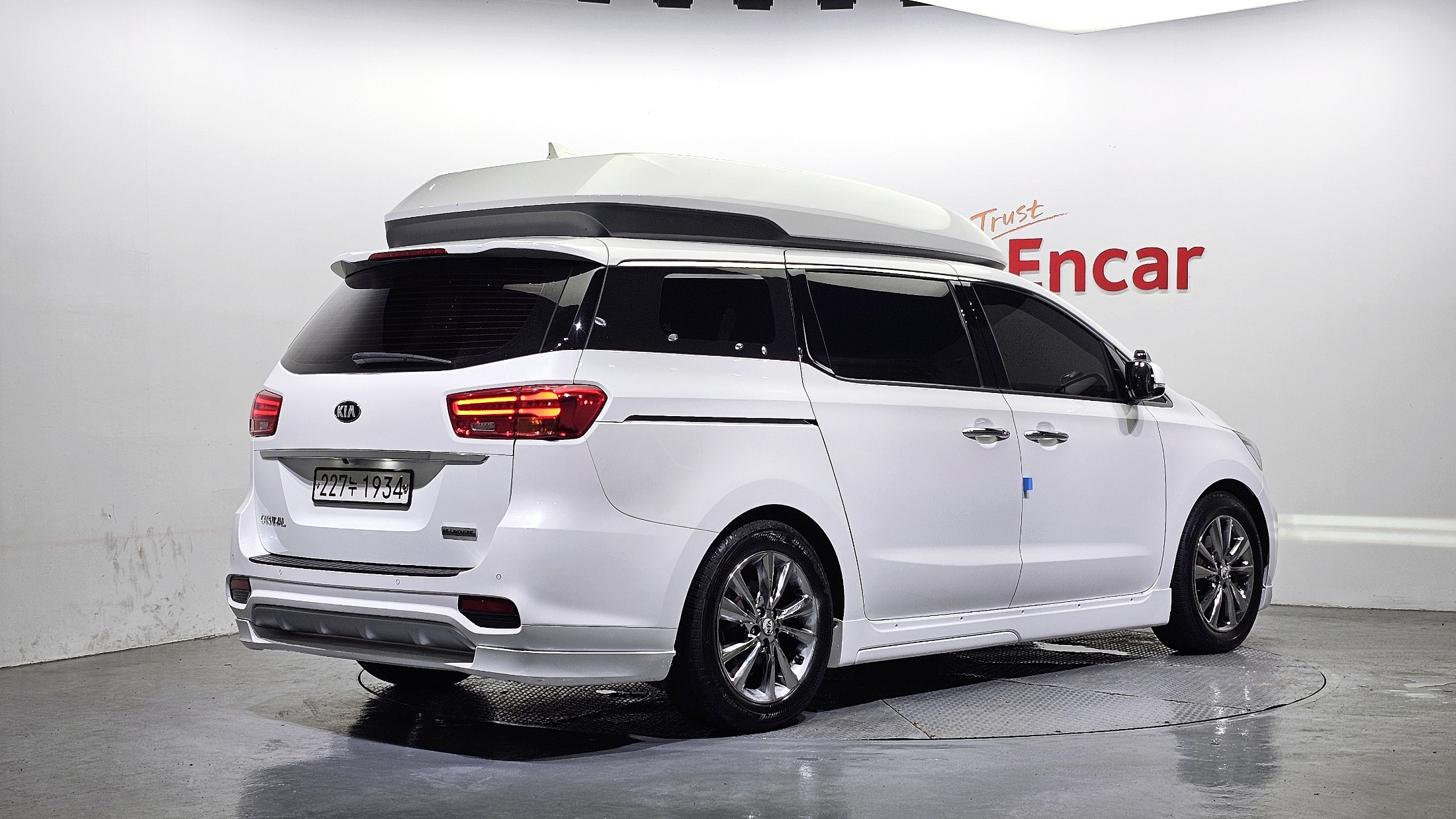KIA CARNIVAL photo 2