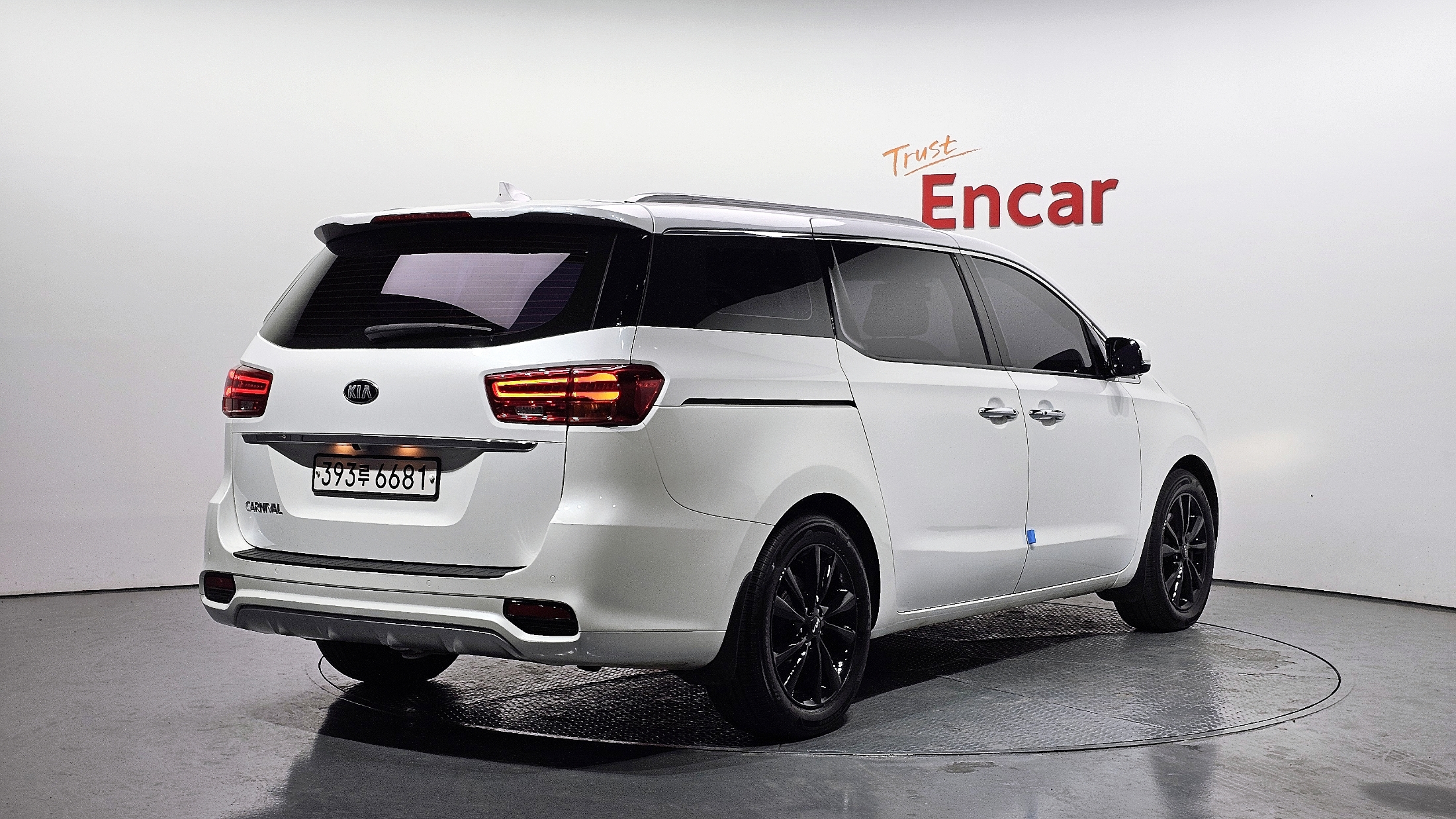 KIA CARNIVAL photo 2