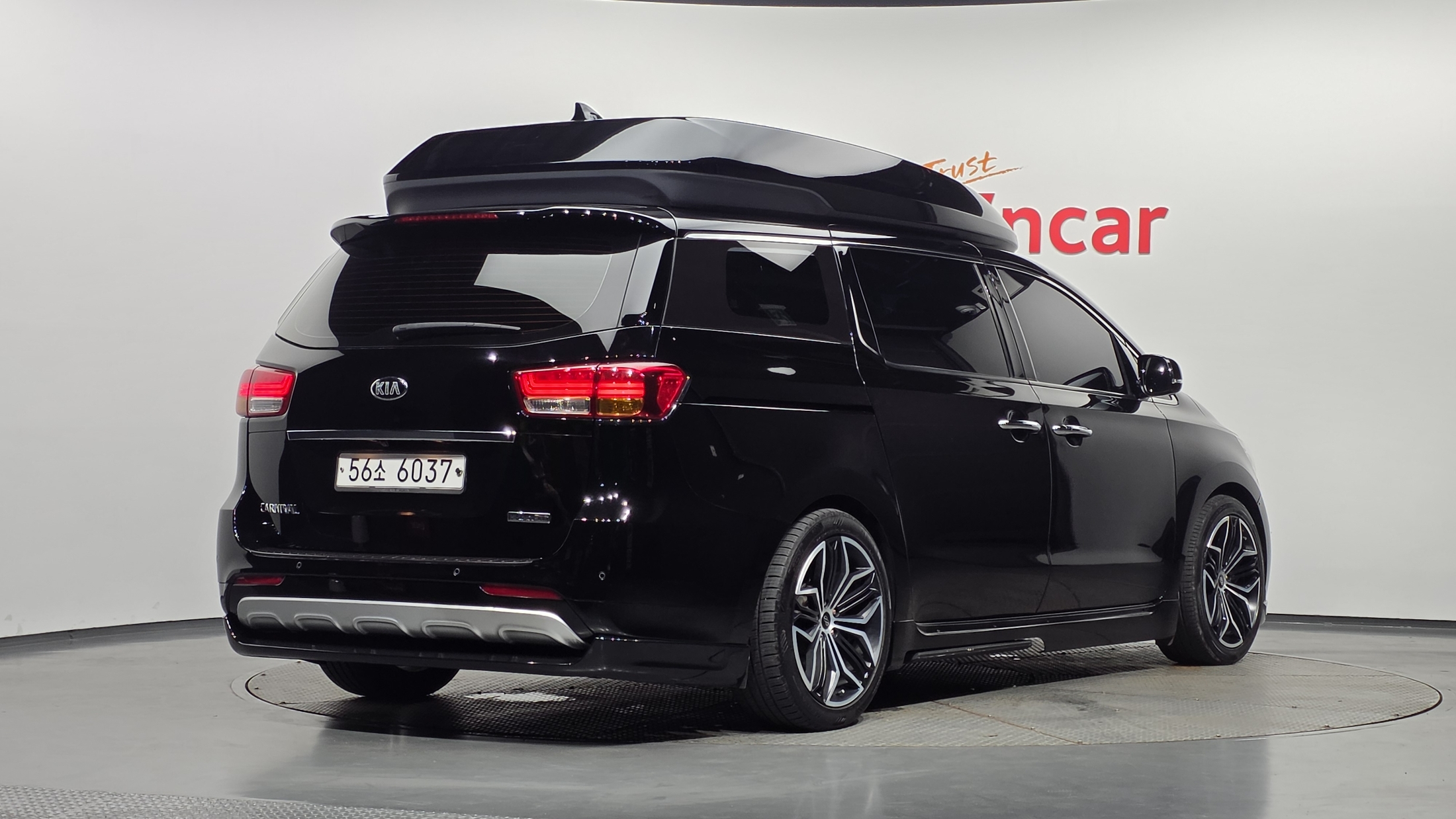 KIA CARNIVAL photo 2
