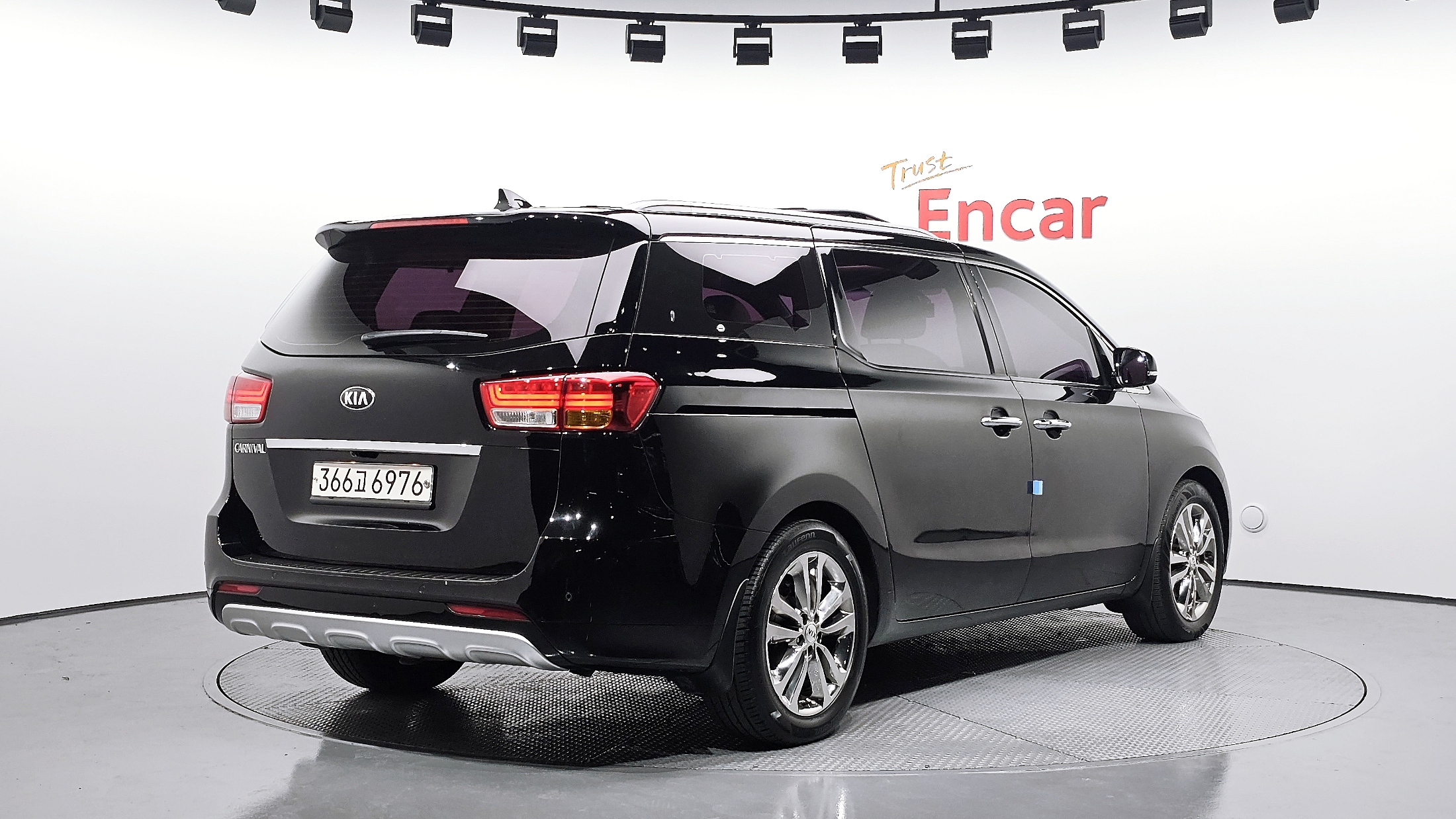 KIA CARNIVAL photo 2