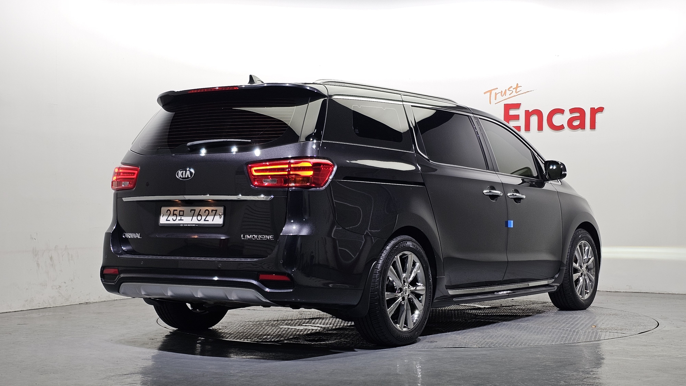 KIA CARNIVAL photo 2