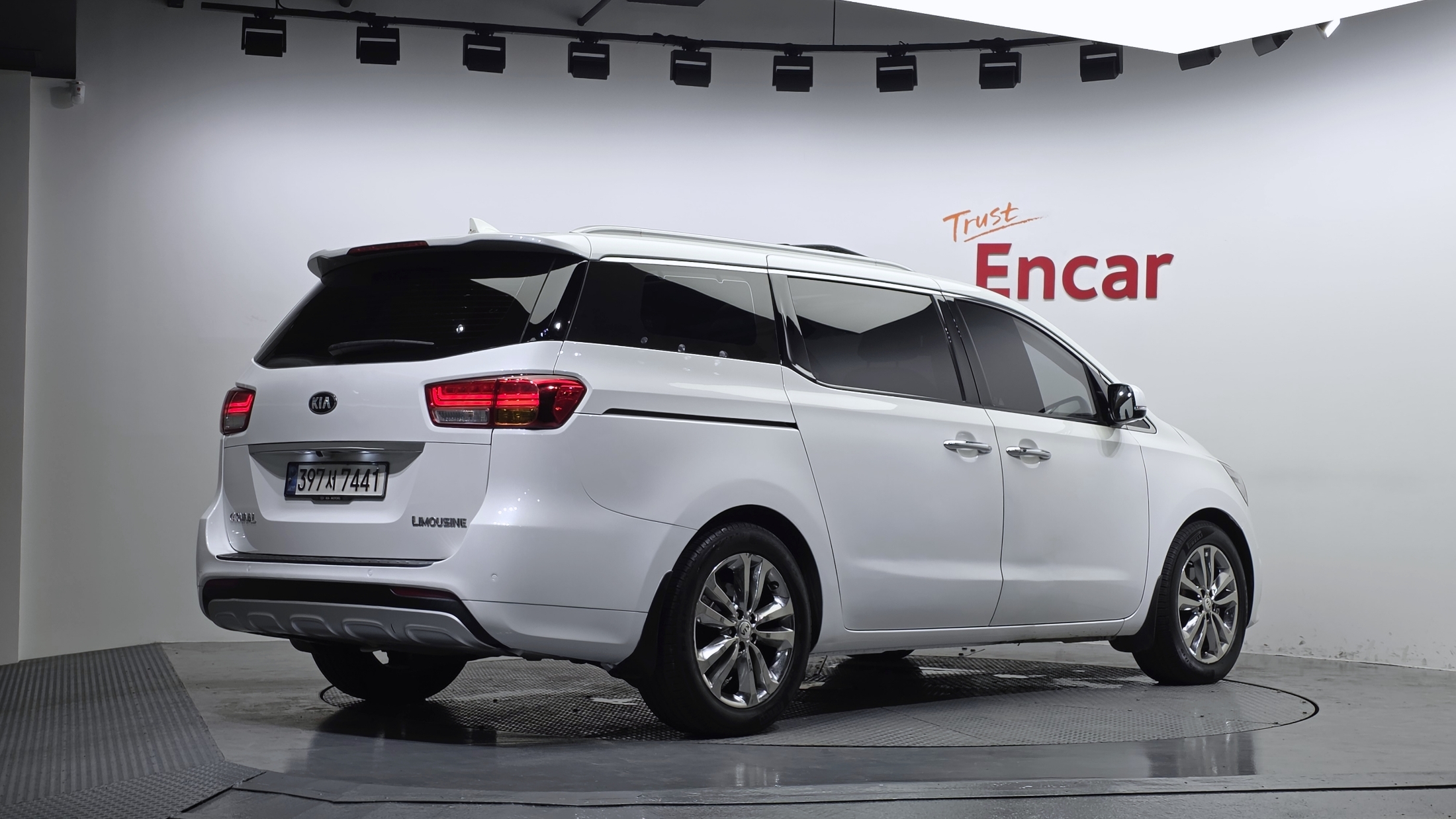 KIA CARNIVAL photo 3