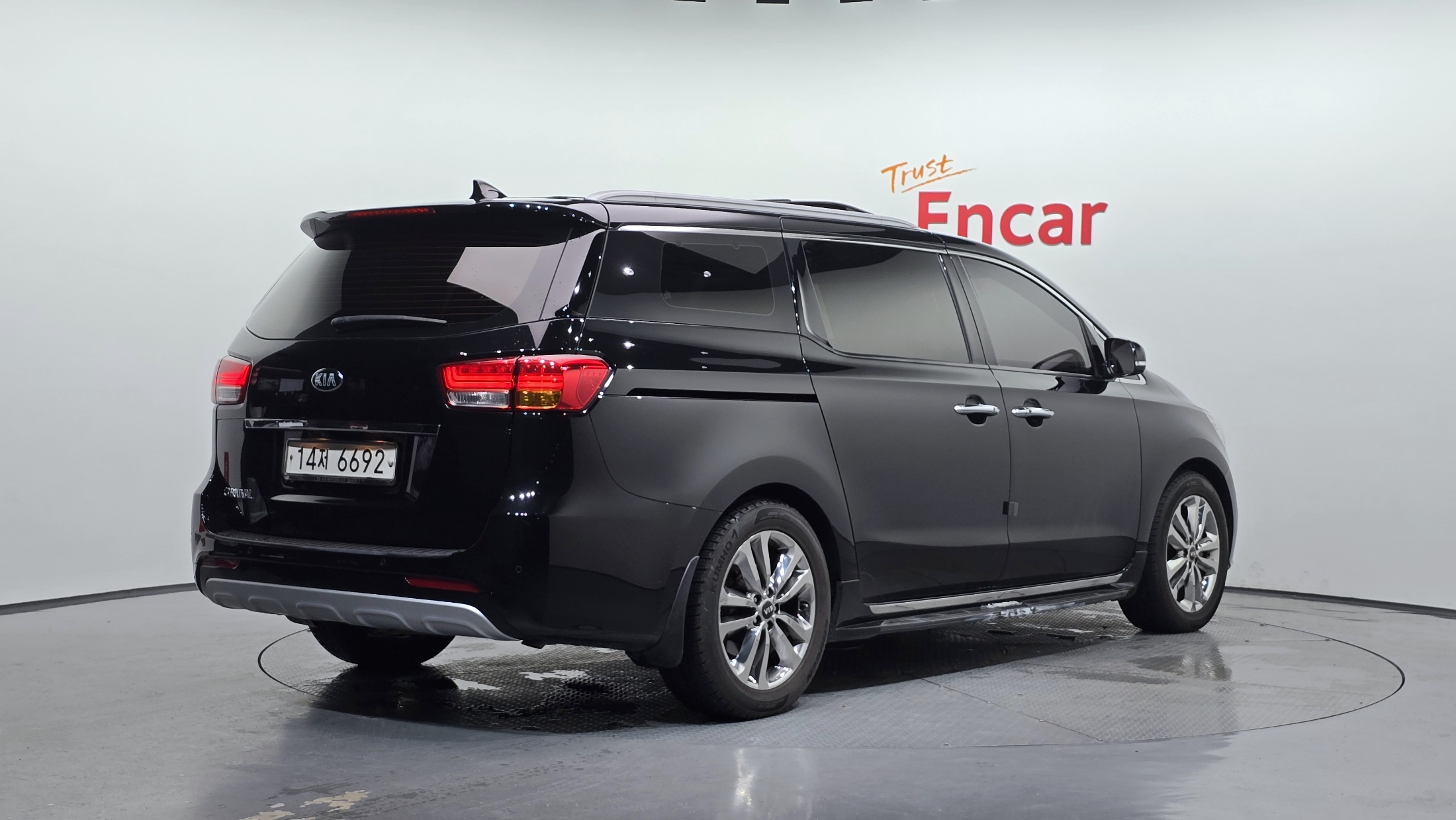 KIA CARNIVAL photo 2