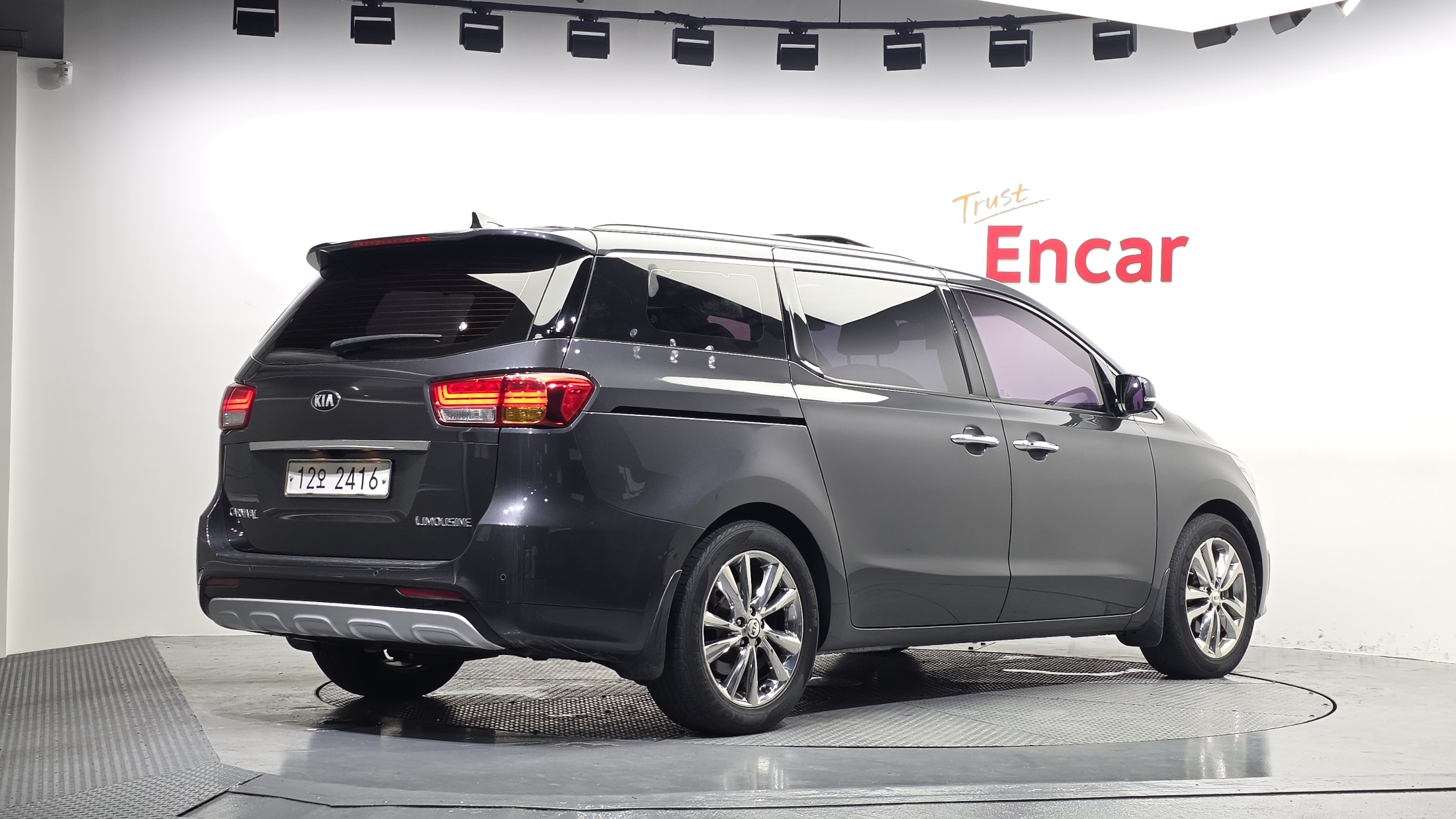 KIA CARNIVAL photo 2