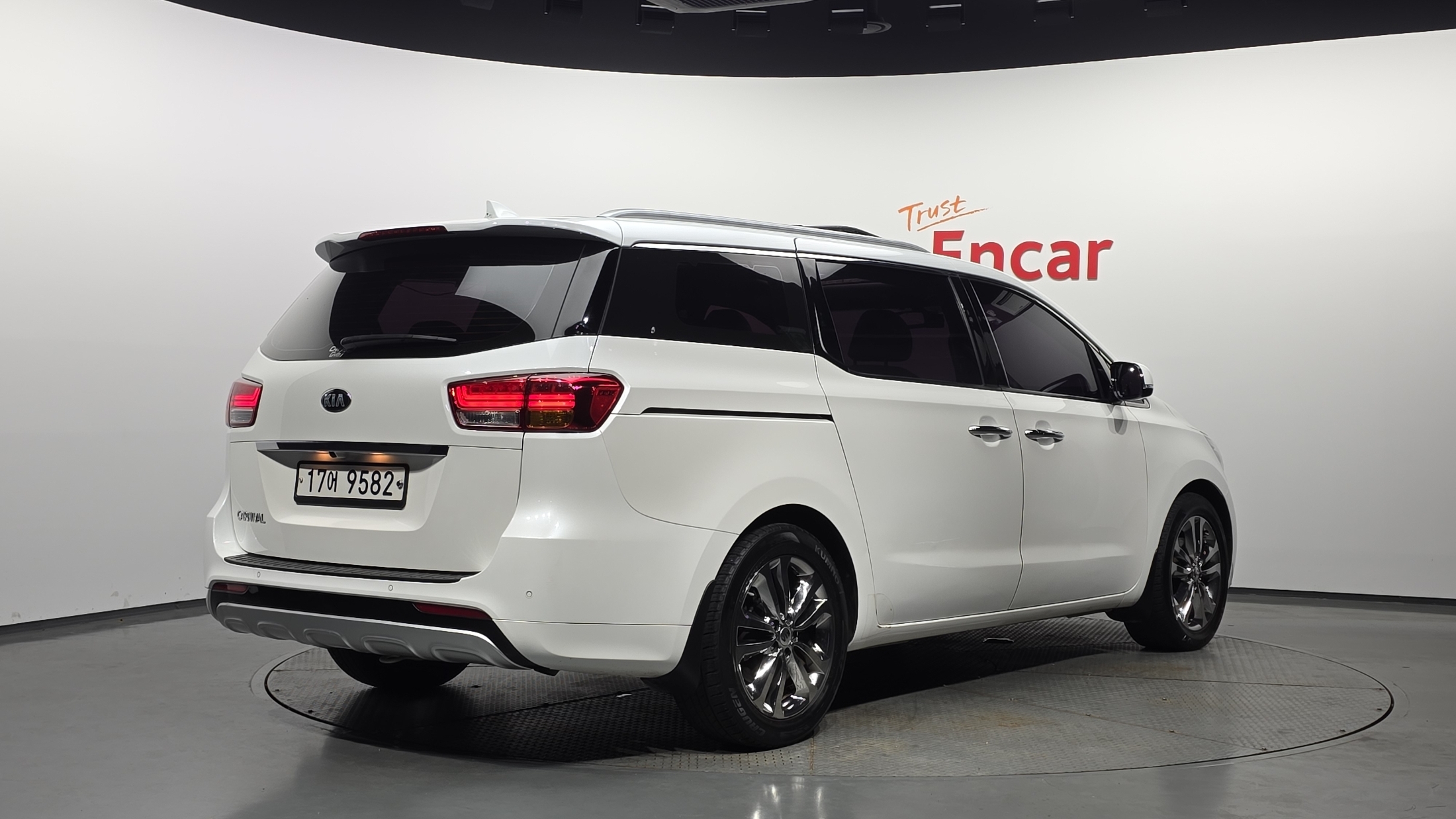 KIA CARNIVAL photo 2