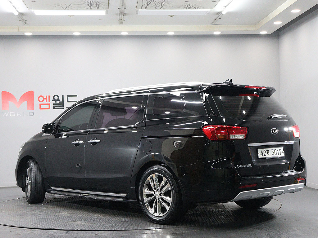 KIA CARNIVAL photo 3