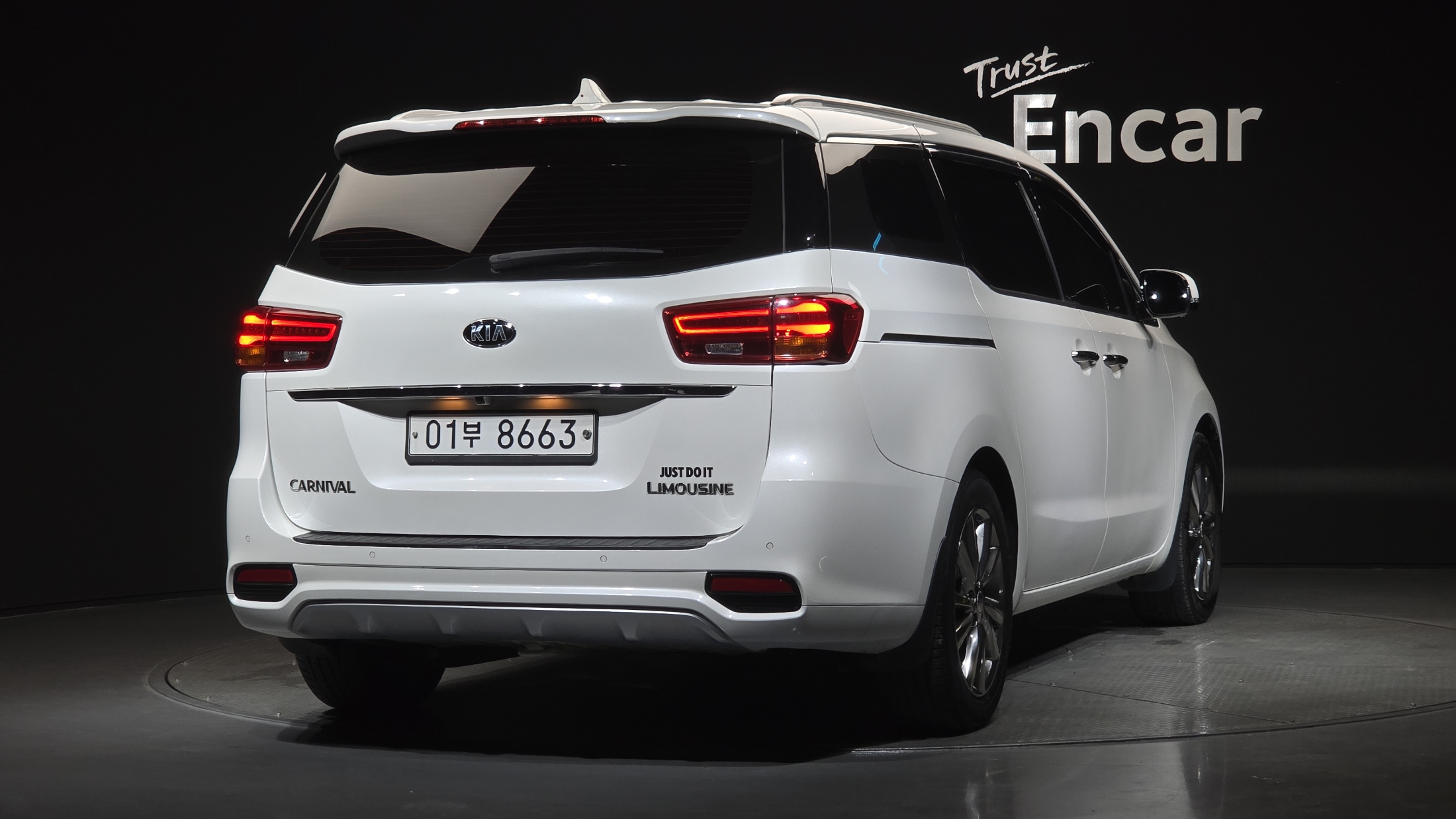 KIA CARNIVAL photo 2