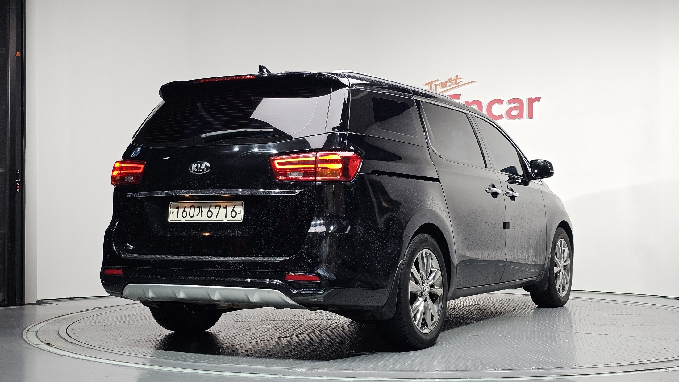 KIA CARNIVAL photo 2