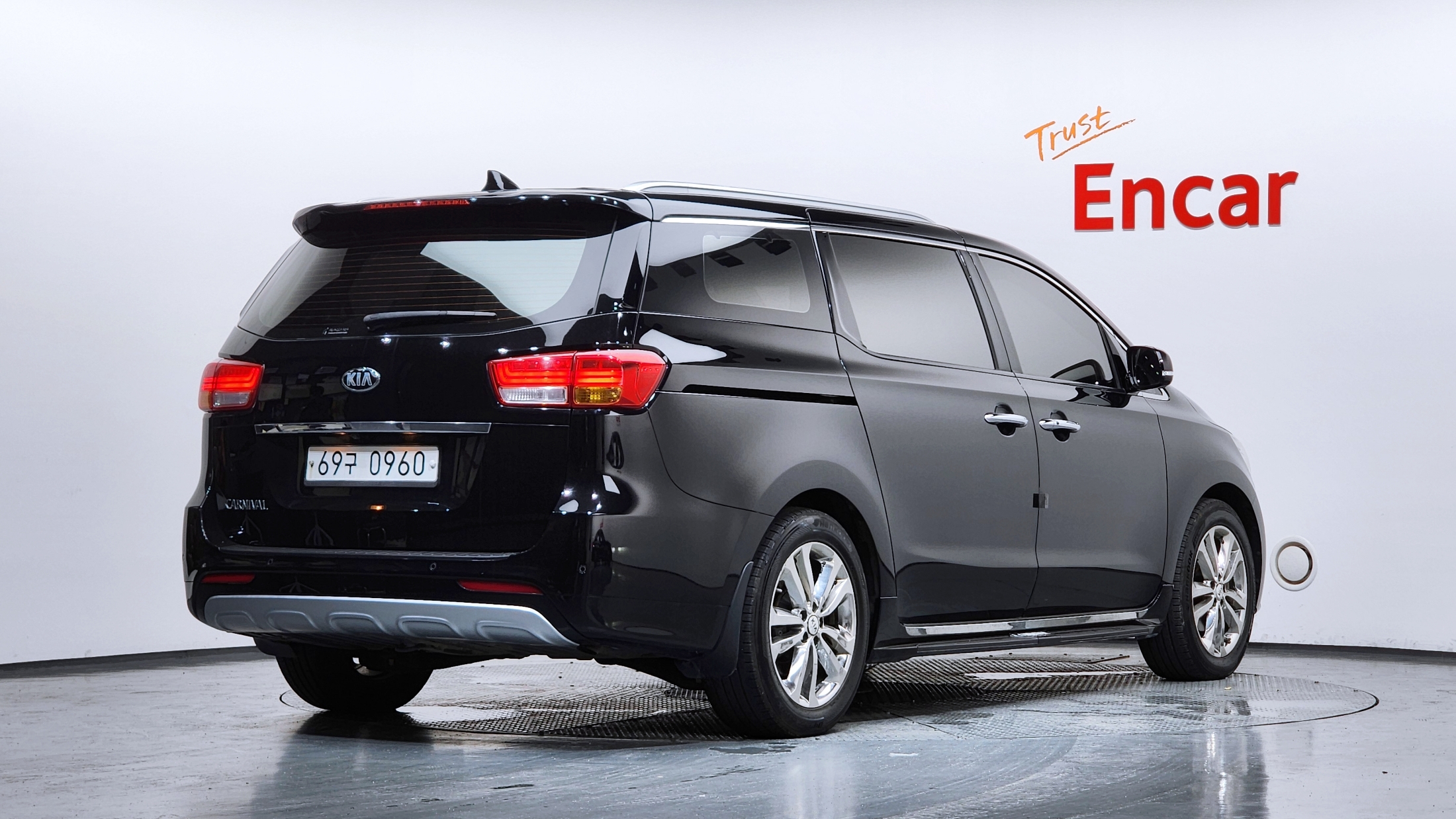 KIA CARNIVAL photo 3