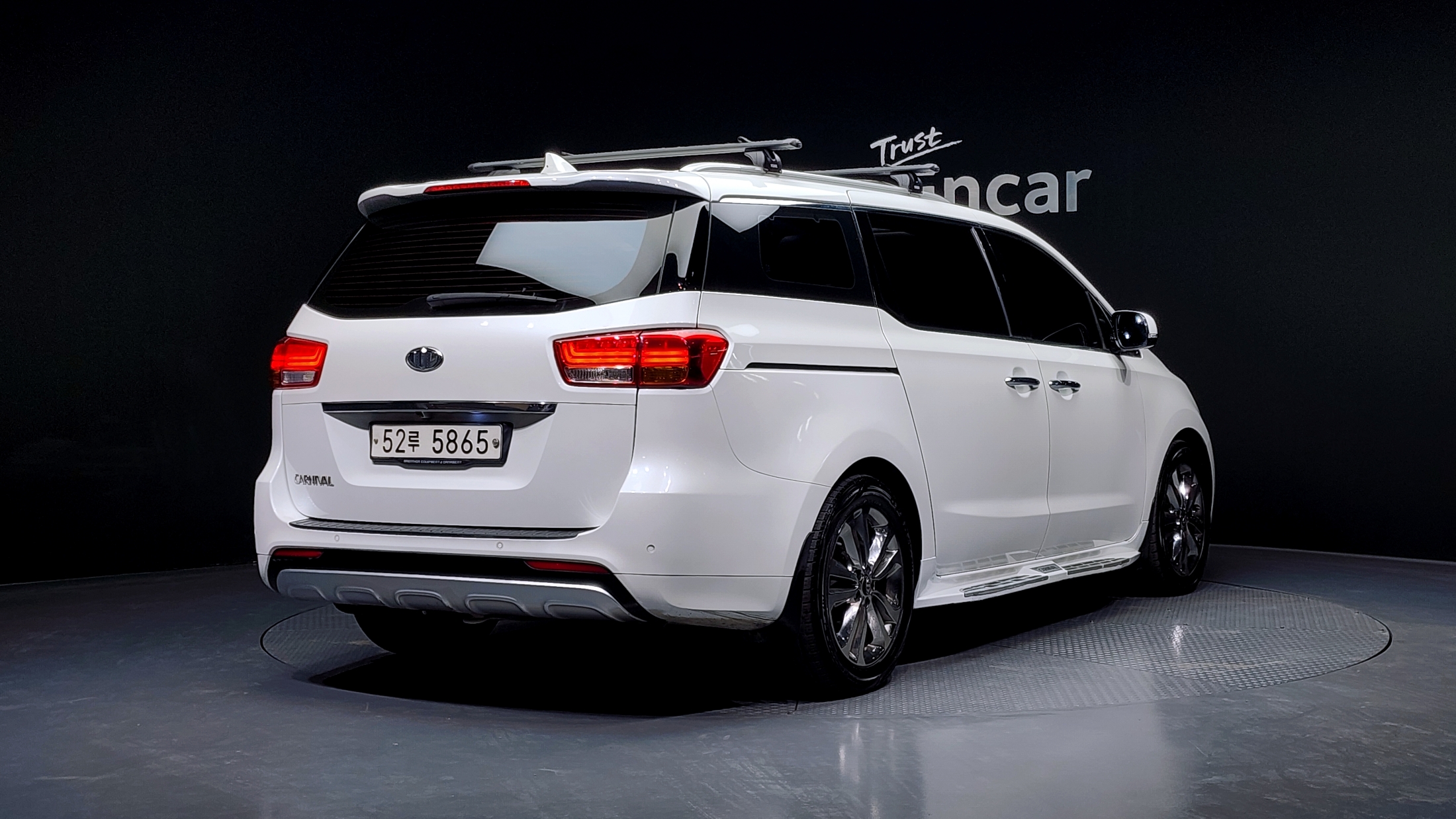 KIA CARNIVAL photo 2
