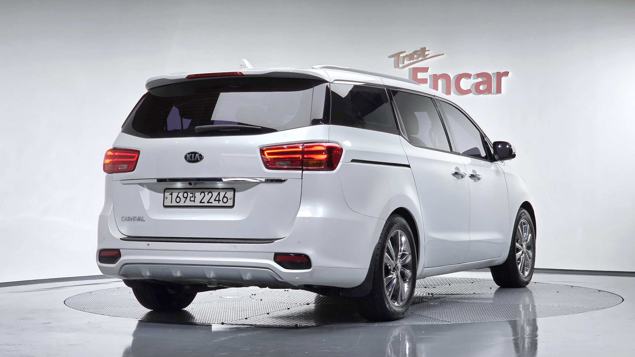 KIA CARNIVAL photo 2