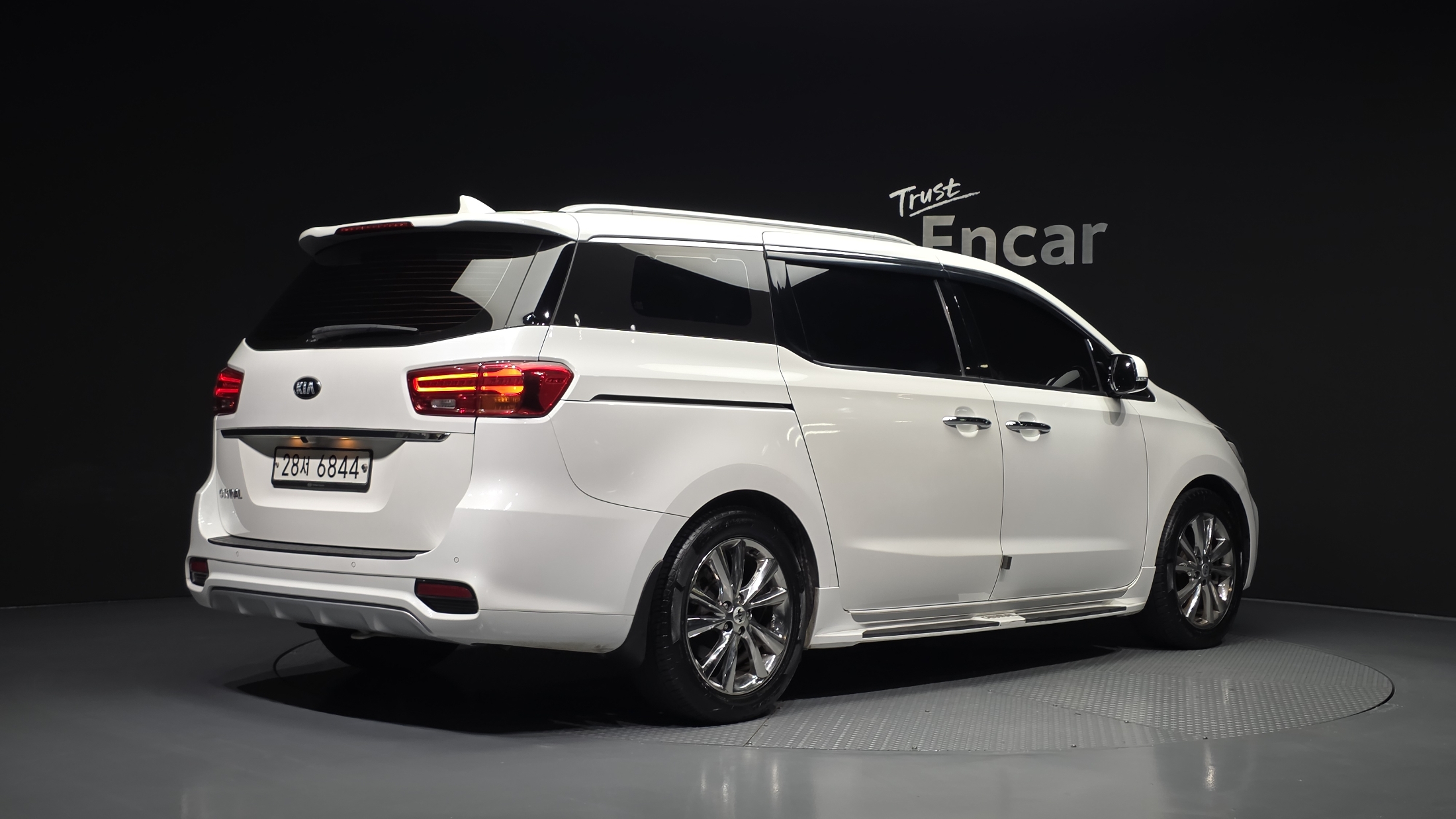 KIA CARNIVAL photo 2