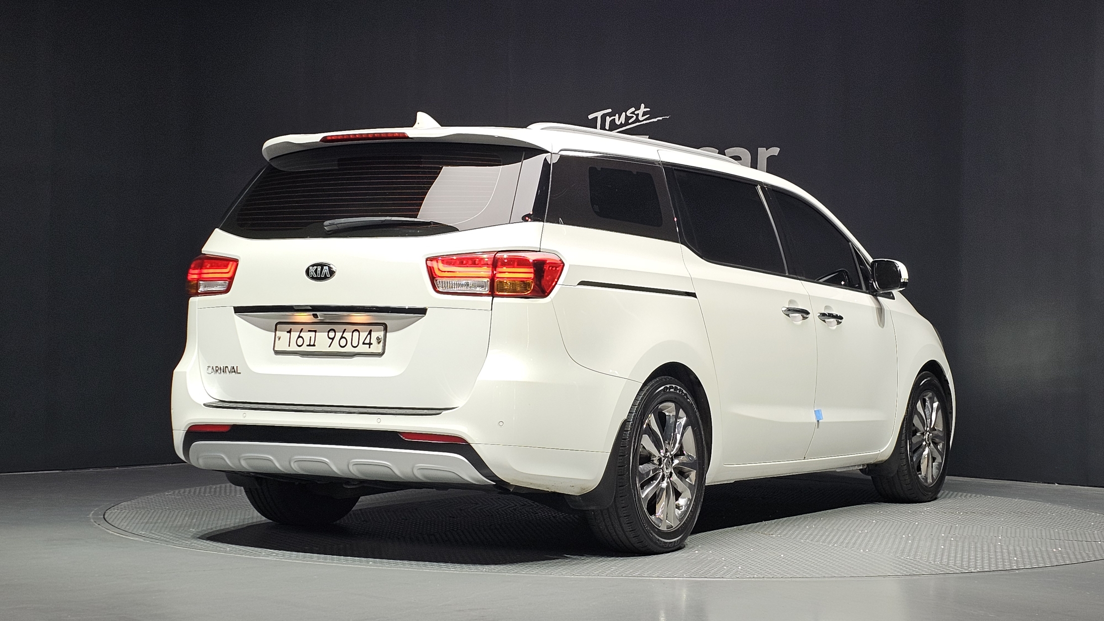 KIA CARNIVAL photo 2