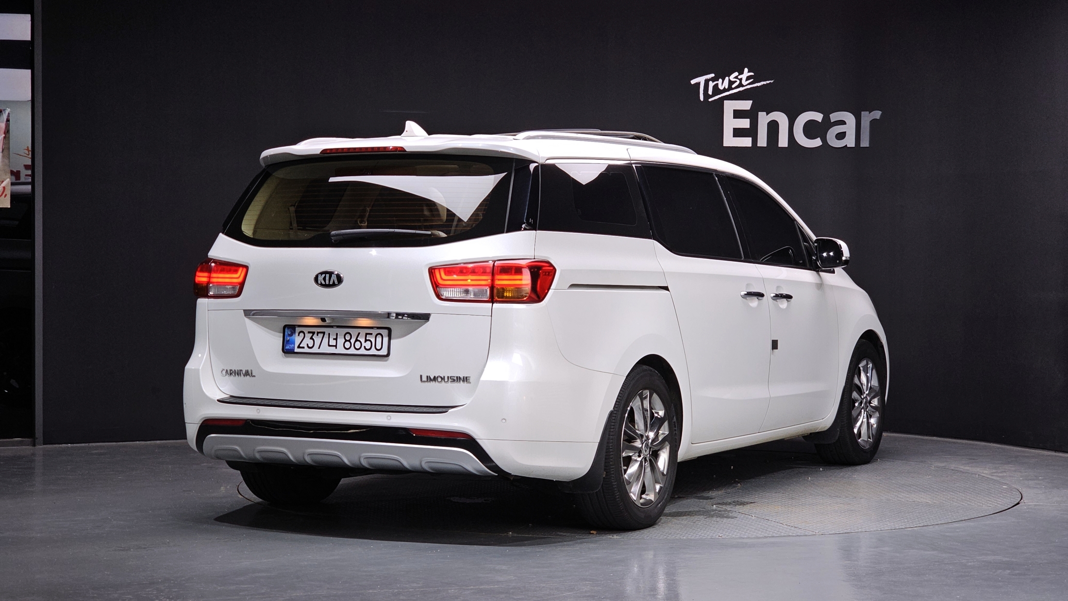 KIA CARNIVAL photo 2