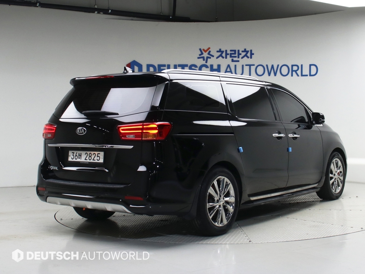 KIA CARNIVAL photo 2