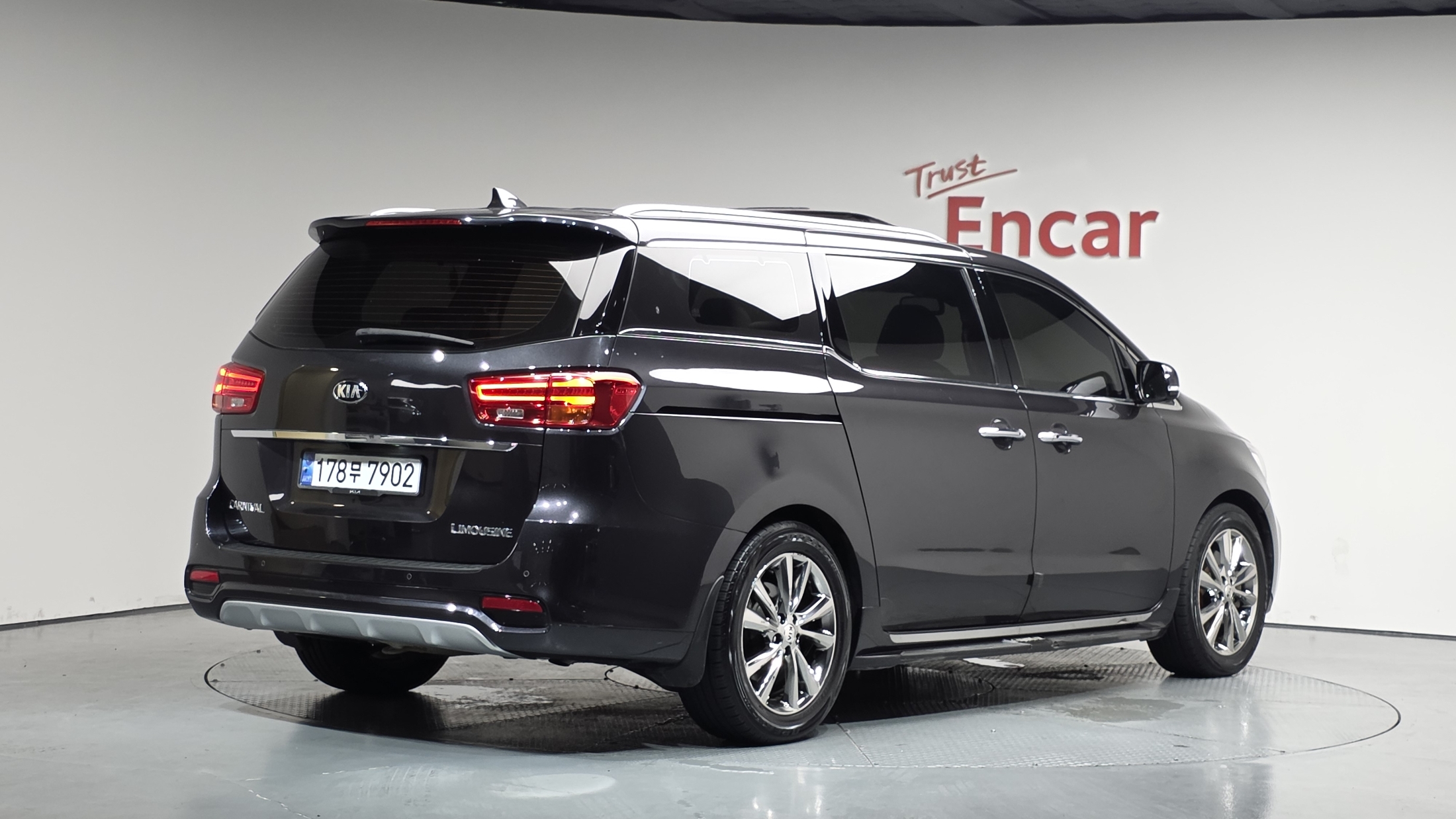 KIA CARNIVAL photo 3