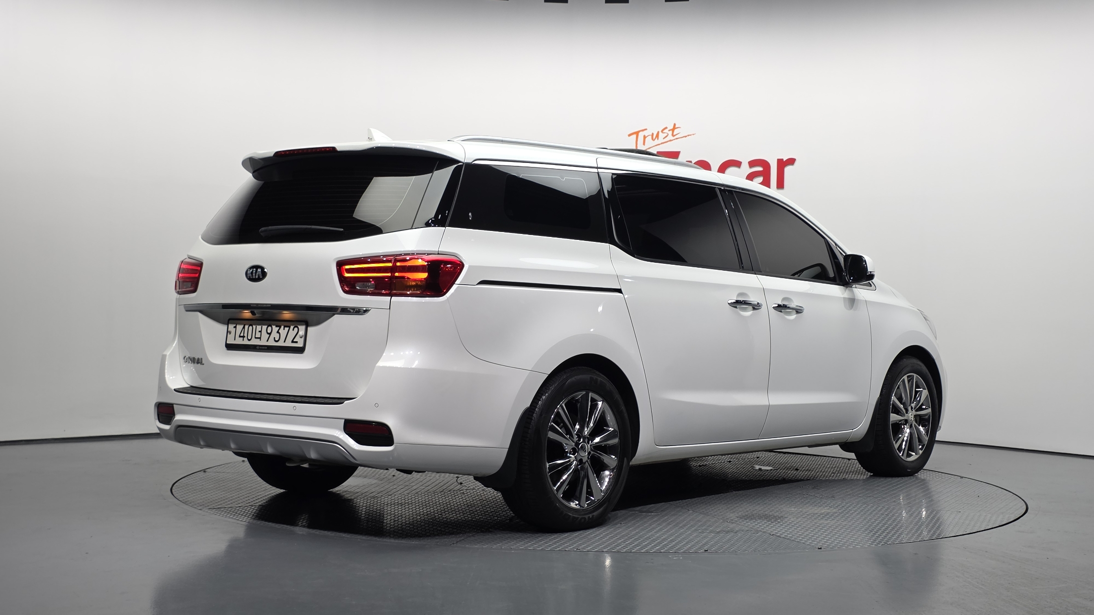 KIA CARNIVAL photo 2