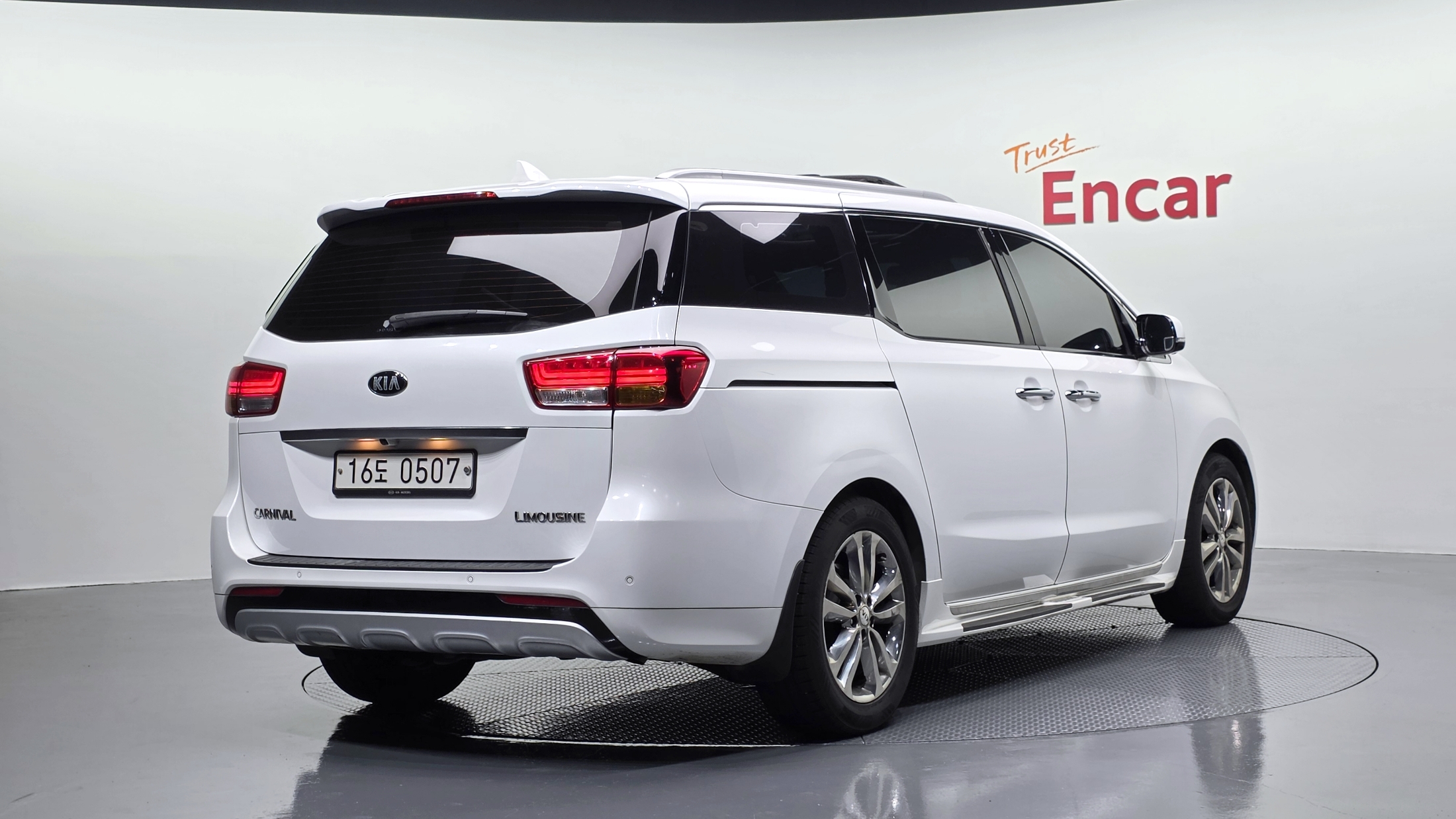 KIA CARNIVAL photo 2