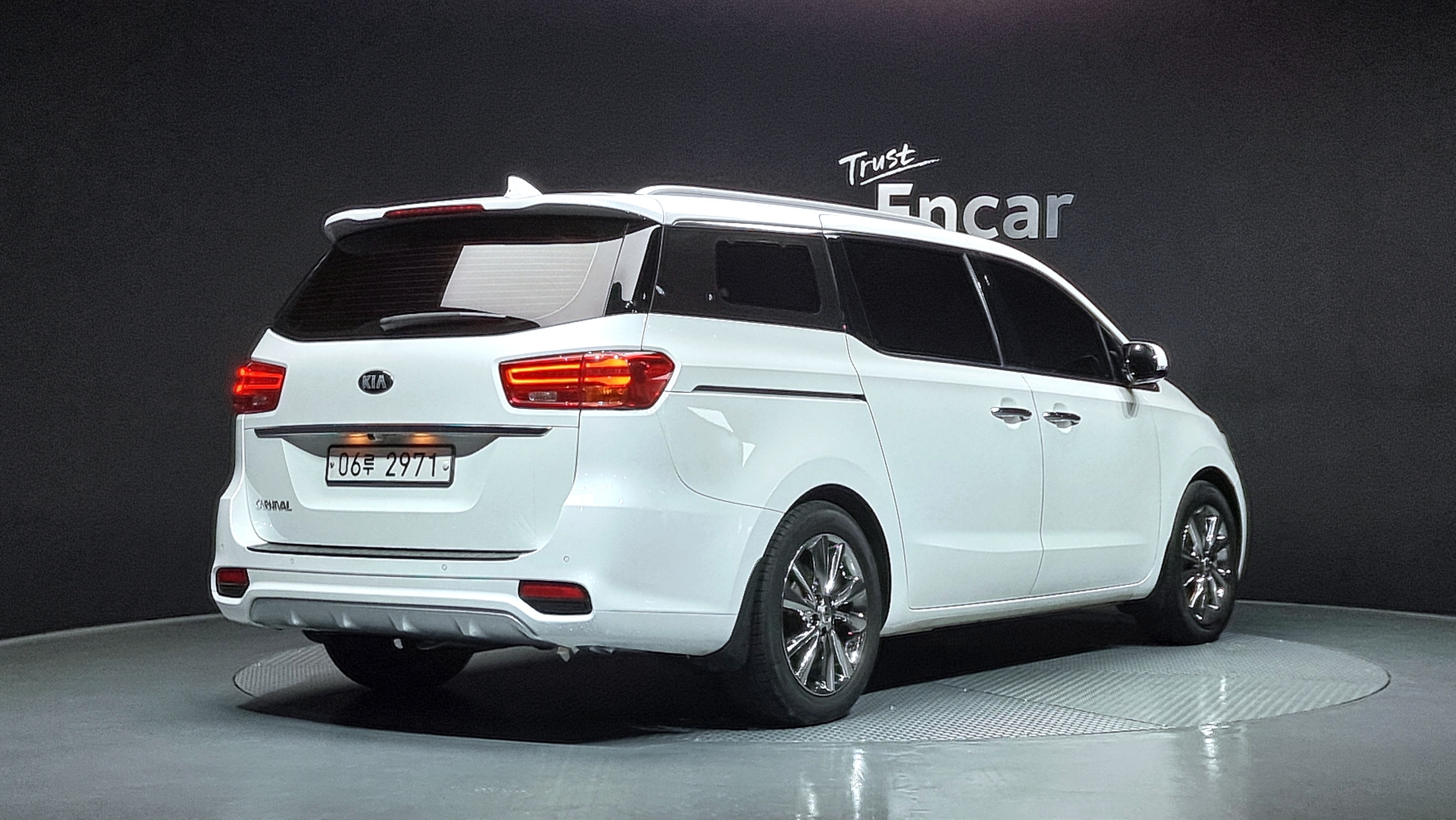 KIA CARNIVAL photo 2