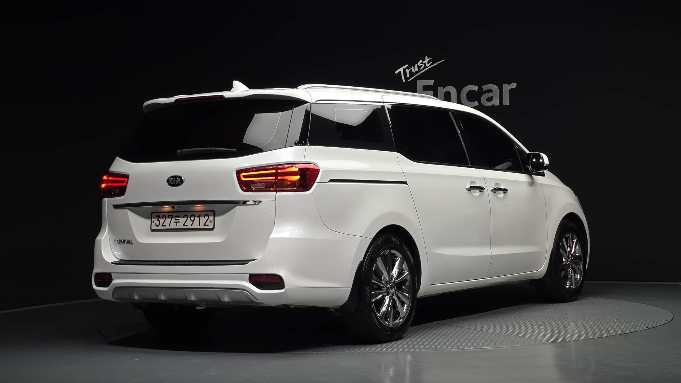 KIA CARNIVAL photo 2