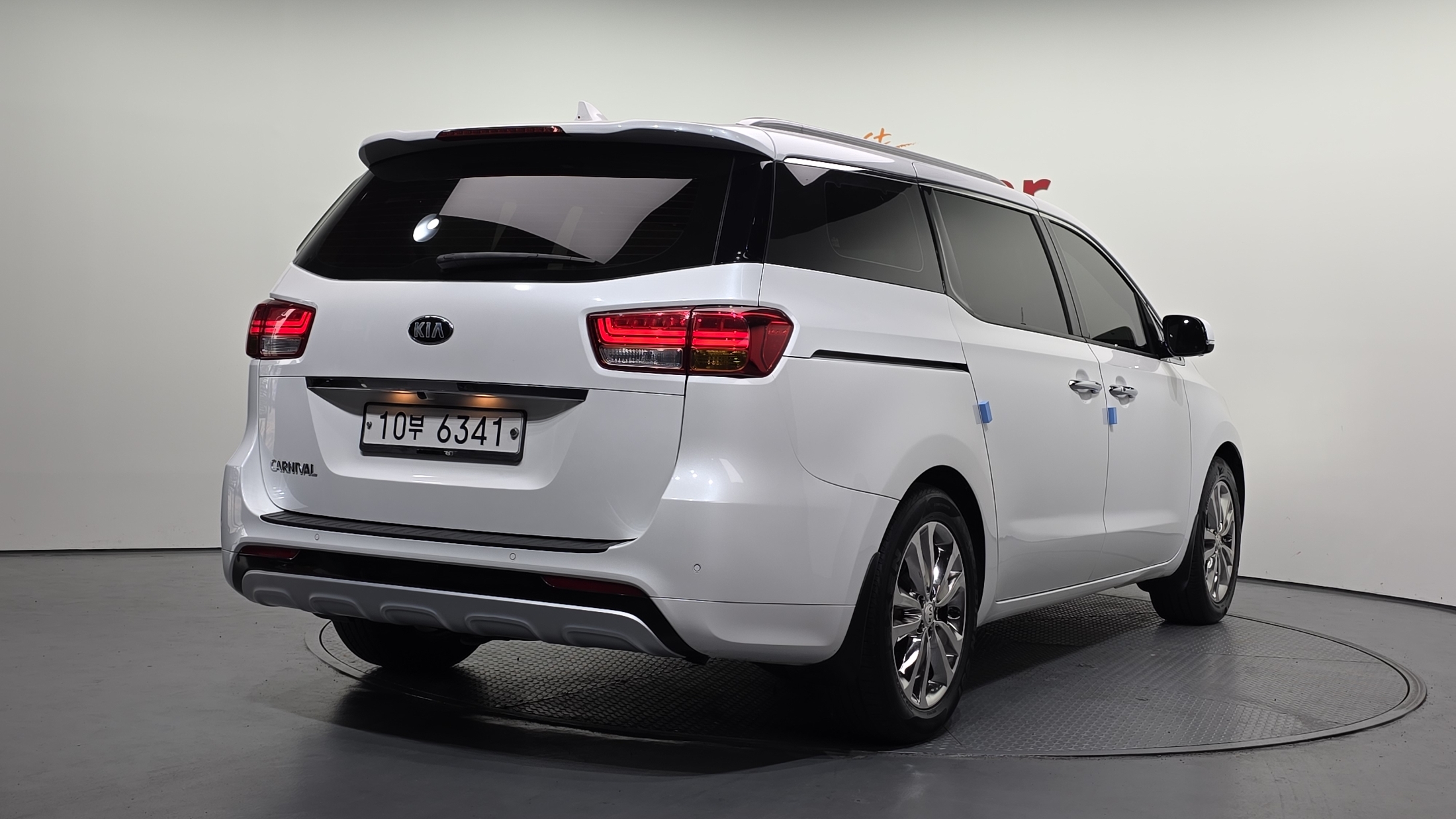 KIA CARNIVAL photo 2