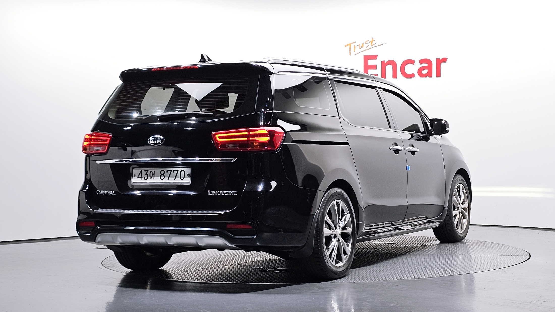 KIA CARNIVAL photo 2