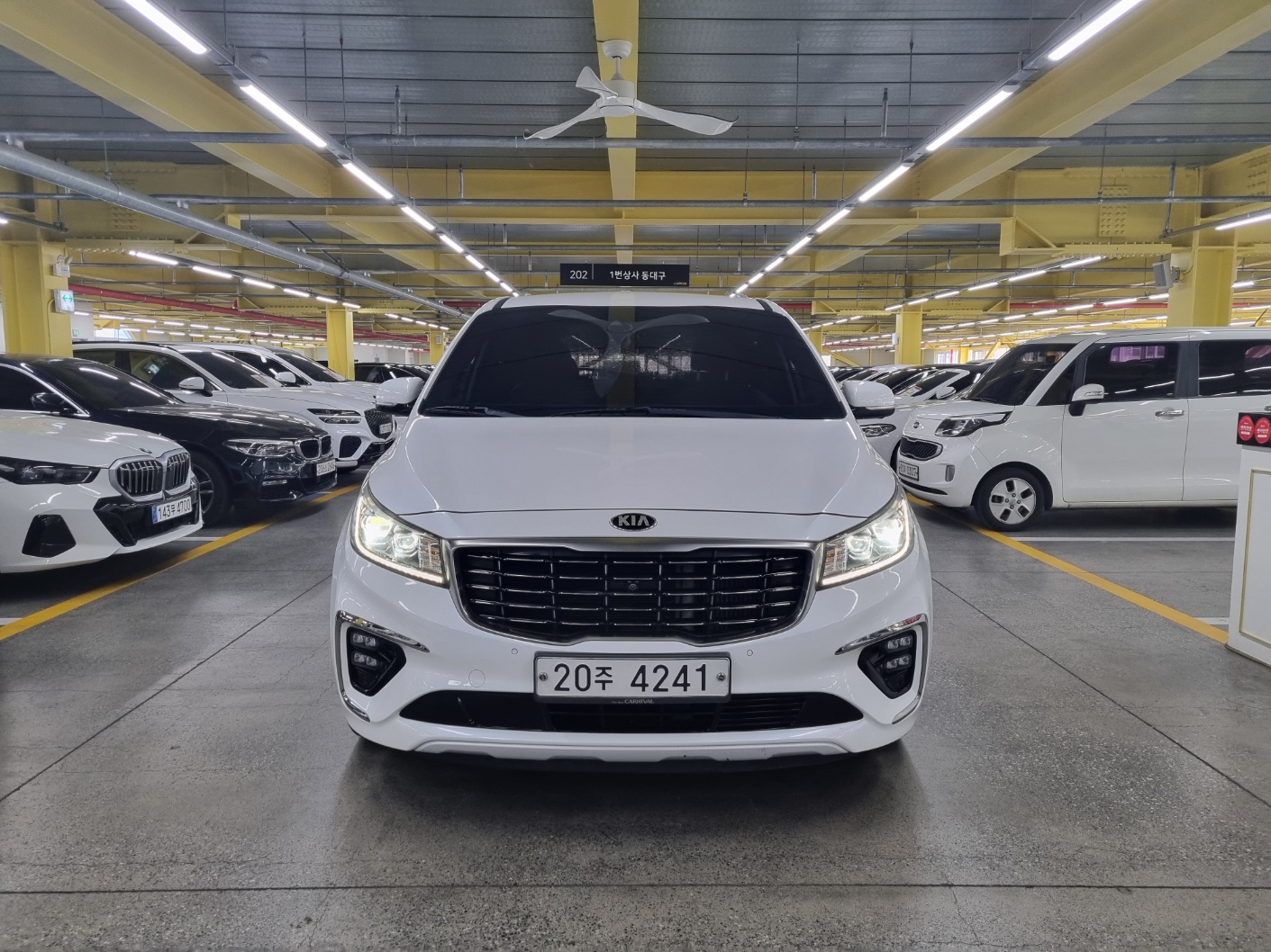 KIA CARNIVAL photo 2