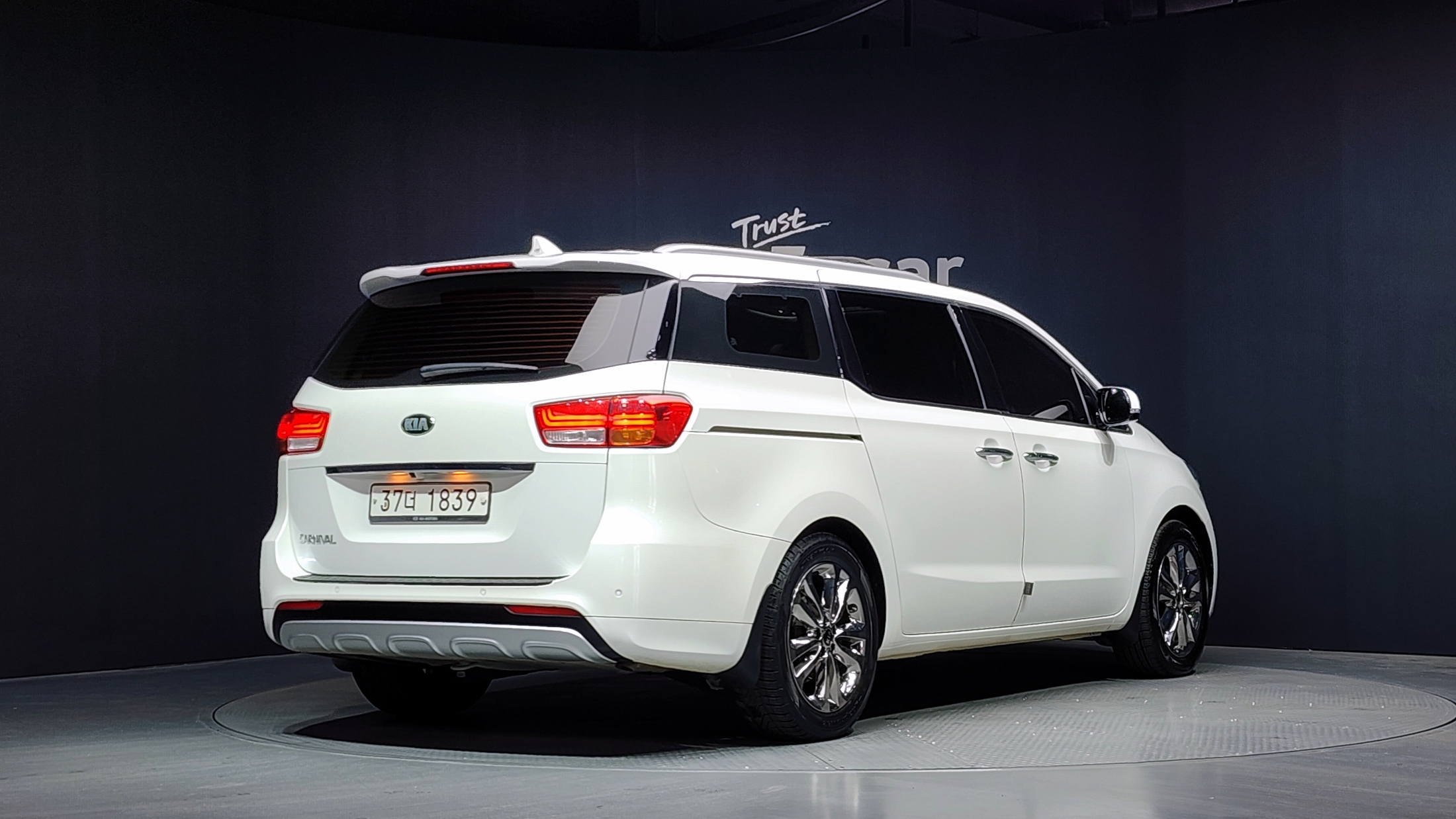 KIA CARNIVAL photo 2
