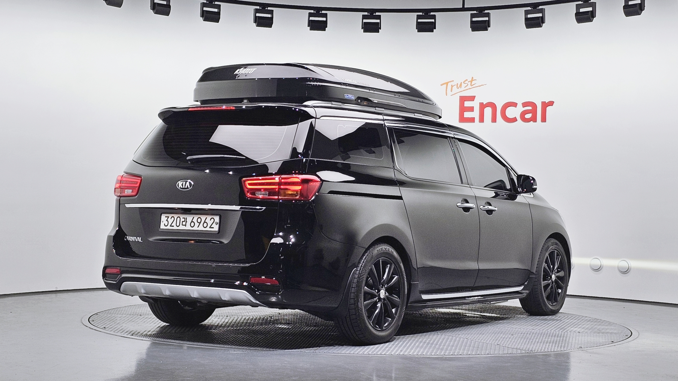 KIA CARNIVAL photo 2
